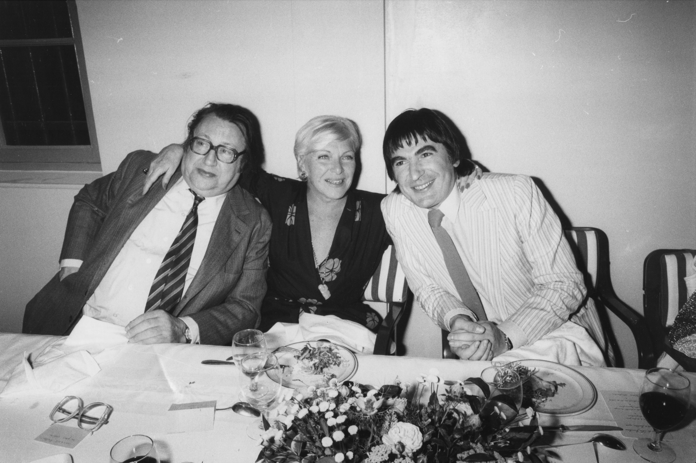 Raymond Devos et Serge Lama à l'anniversaire de Line Renaud le 2 juillet 1984. Photo by Jean-Jacques Bernier