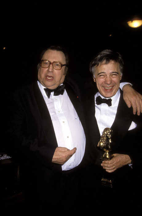 Raymond Devos remet le Molière du meilleur "one man show" à son ami humoriste Guy Bedos lors de la 4e Nuit des Molières au théâtre du Châtelet à Paris, 1990