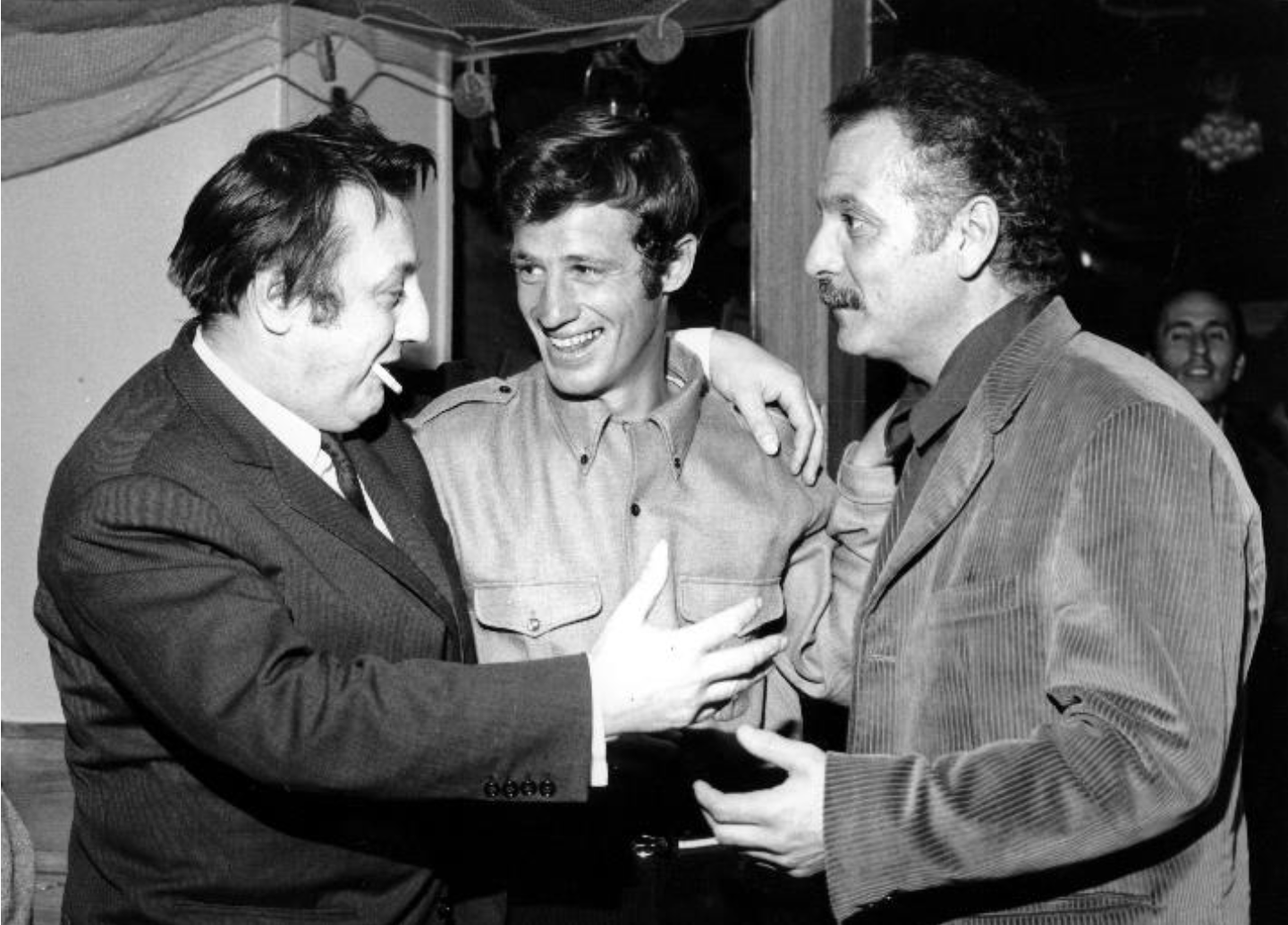 Raymond Devos, Jean-Paul Belmondo et Georges Brassens, 1964. Photo de Stan Wiezniak. Belmondo était à la tête du film Pierrot le fou (1964) dans lequel Devos apparaît