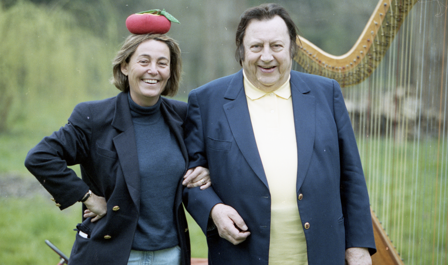Raymond et Micheline Pelletier-Decaux, dans le jardin de Devos, années 90