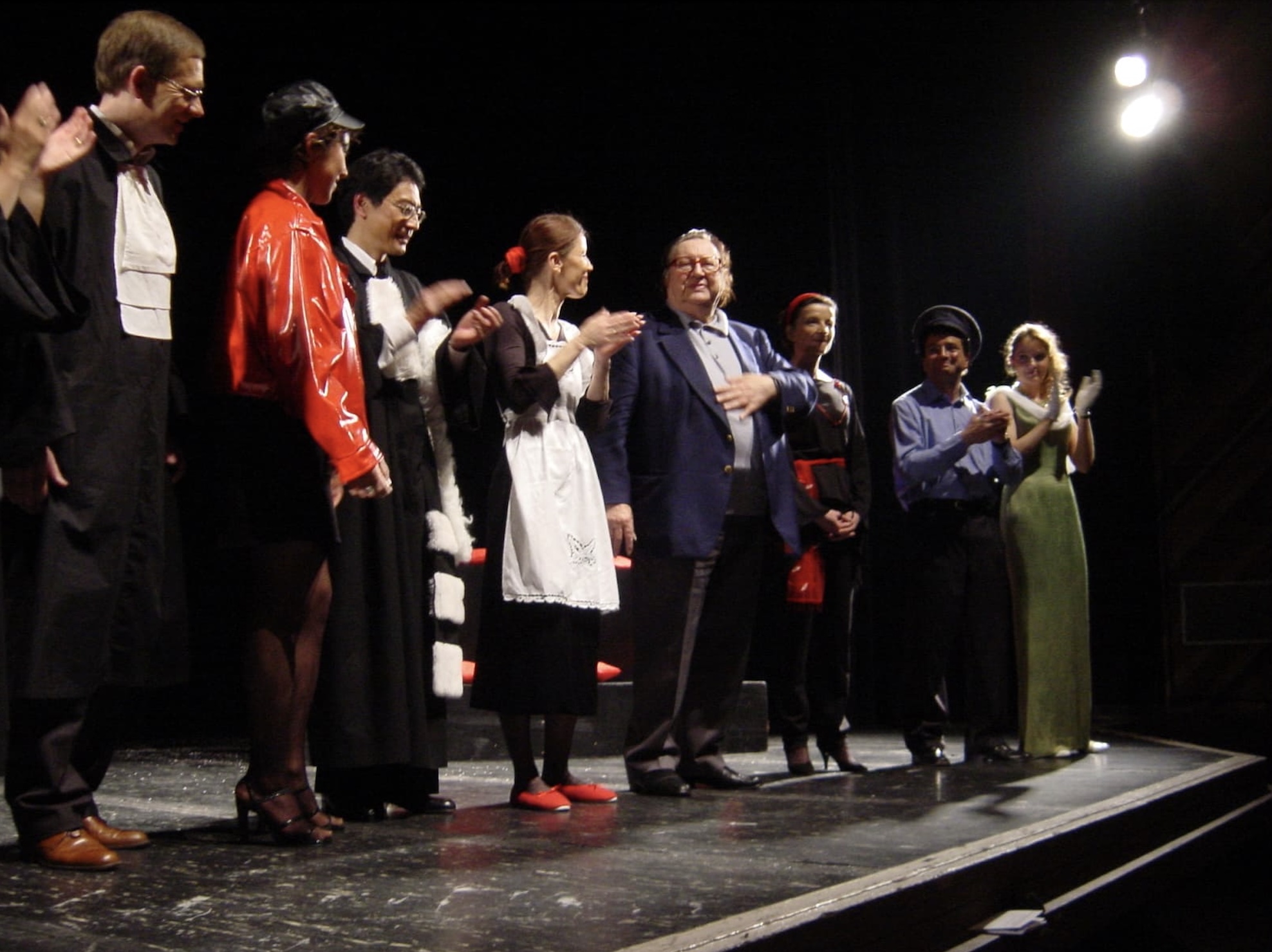  Raymond Devos monte sur scène pour féliciter les comédiens de la troupe du théâtre de l’éphémère à la fin du spectacle