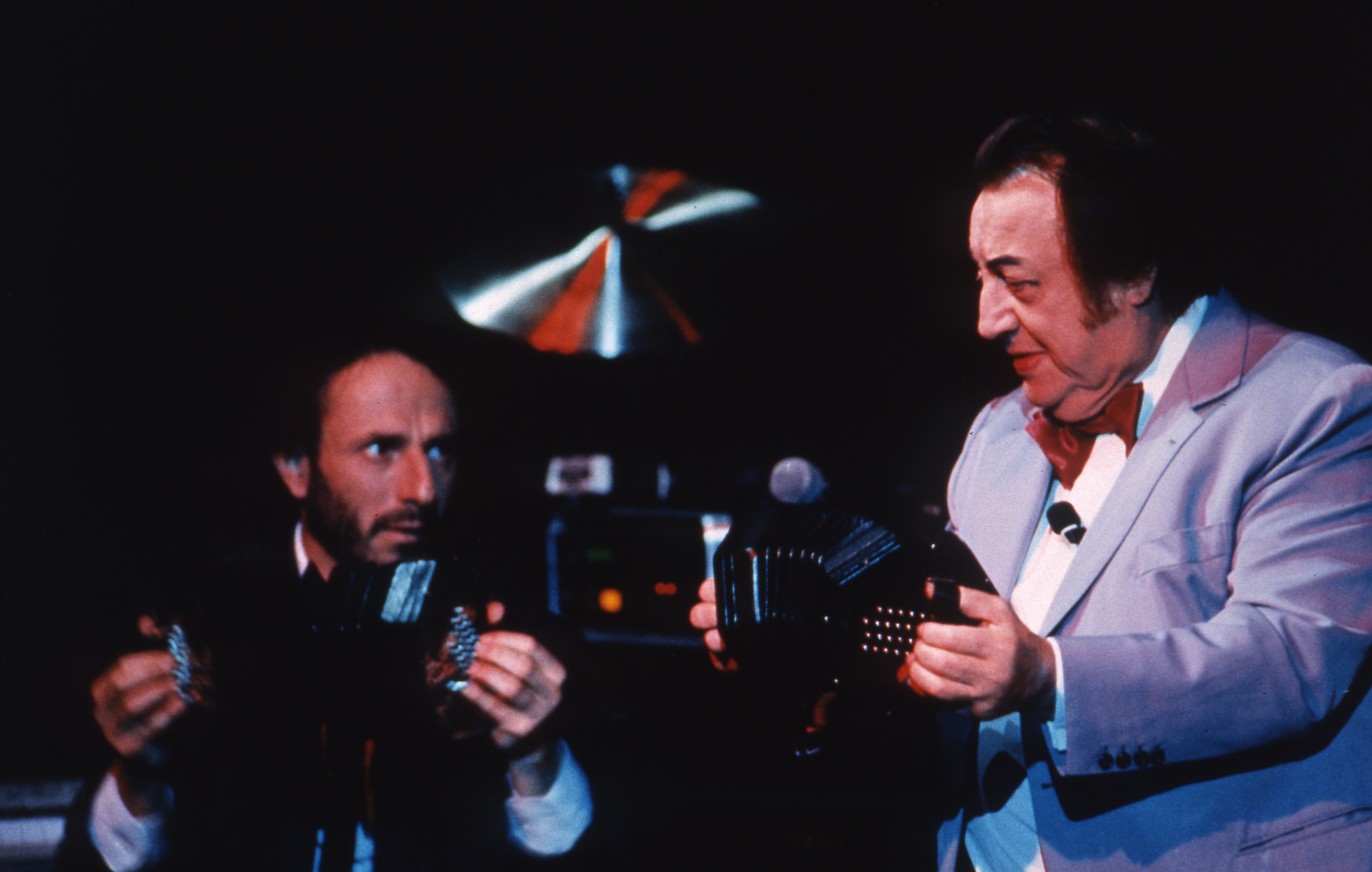 Raymond Devos et Hervé Guido jouant tout deux de la concertina anglaise, 1993 (crédit photo : Micheline Pelletier)