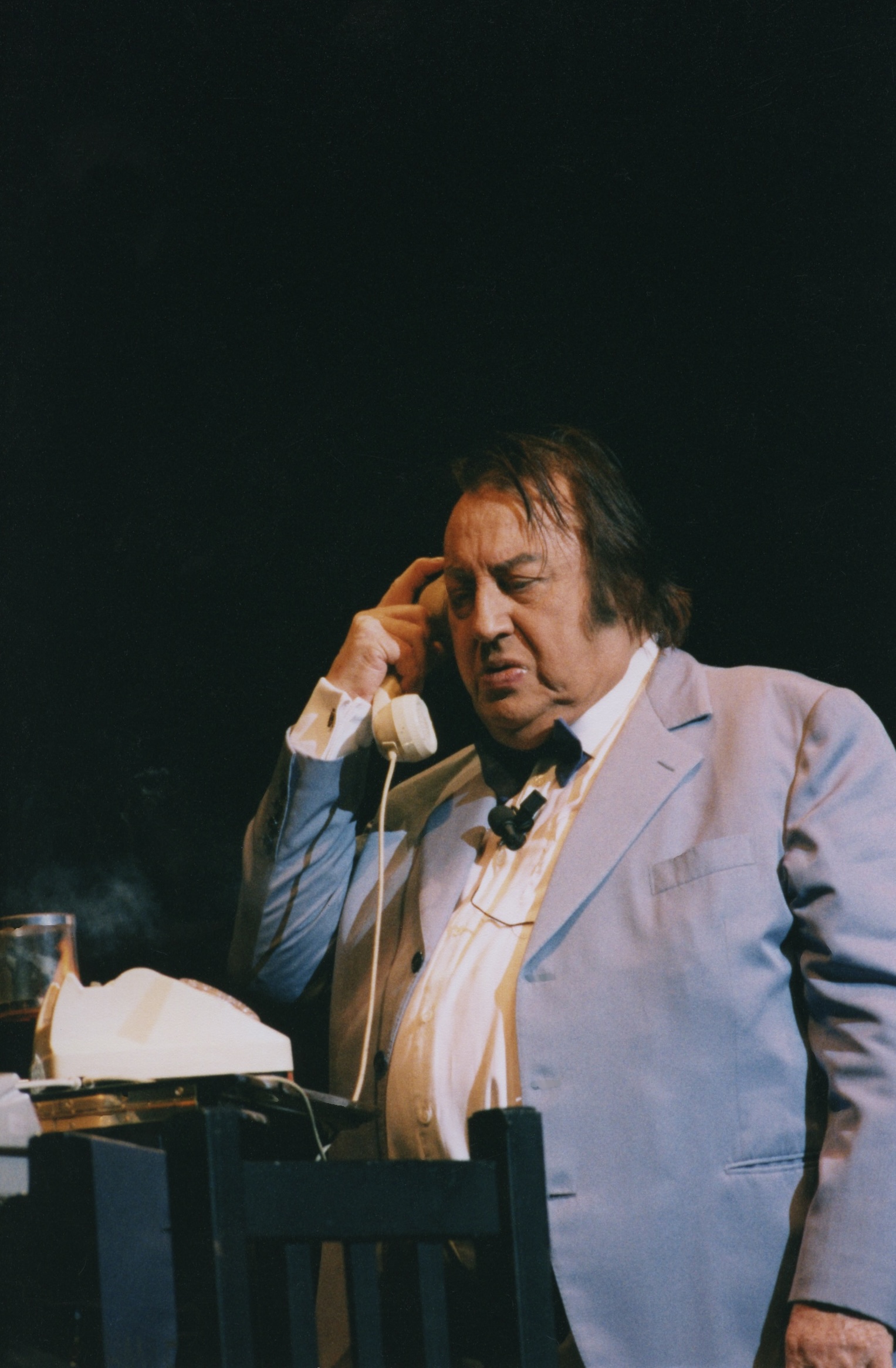 Raymond Devos lors d'un sketch, années 90