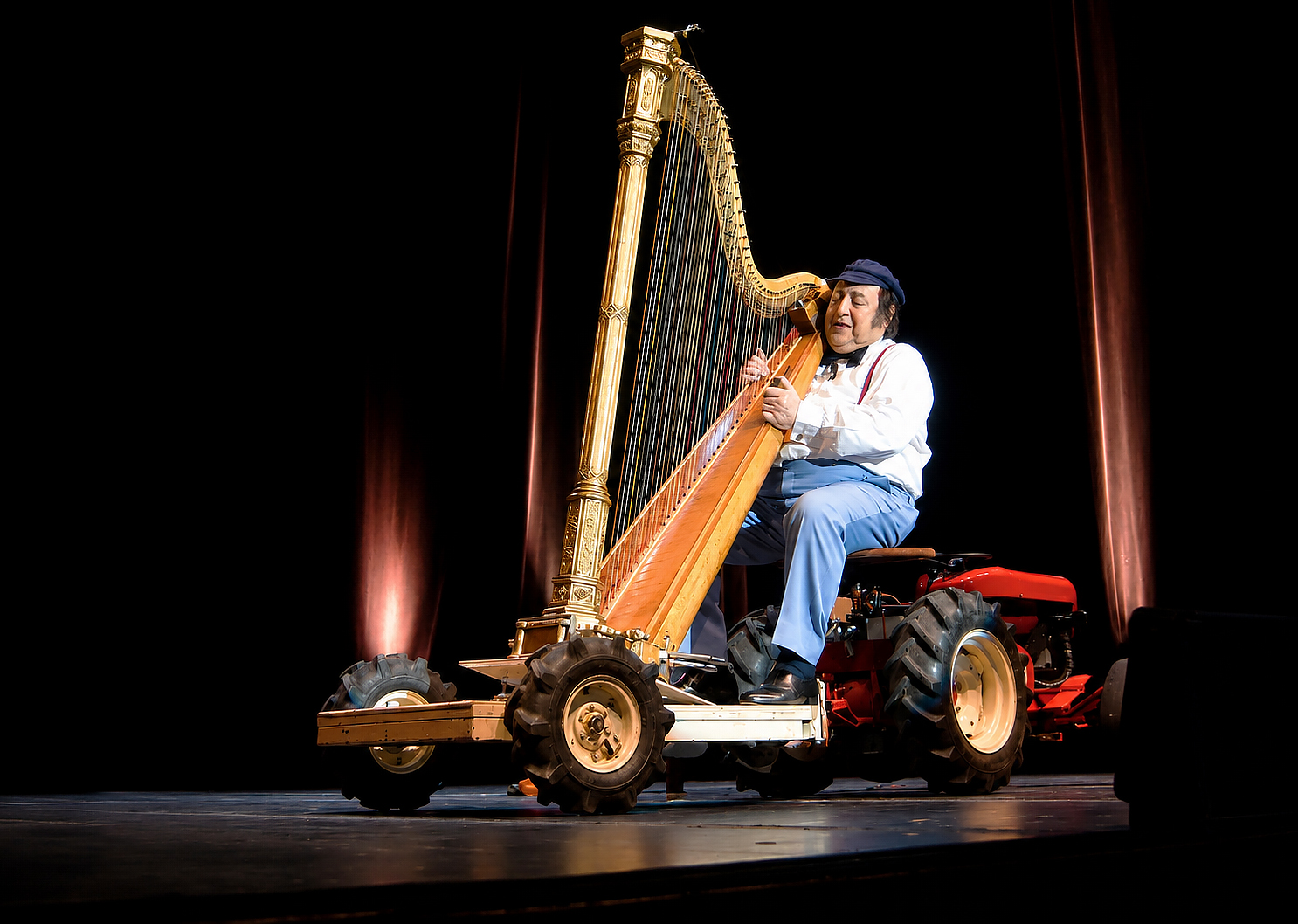 Raymond Devos sur sa harpe tracteur (crédit photo : Pascal Bouchain)