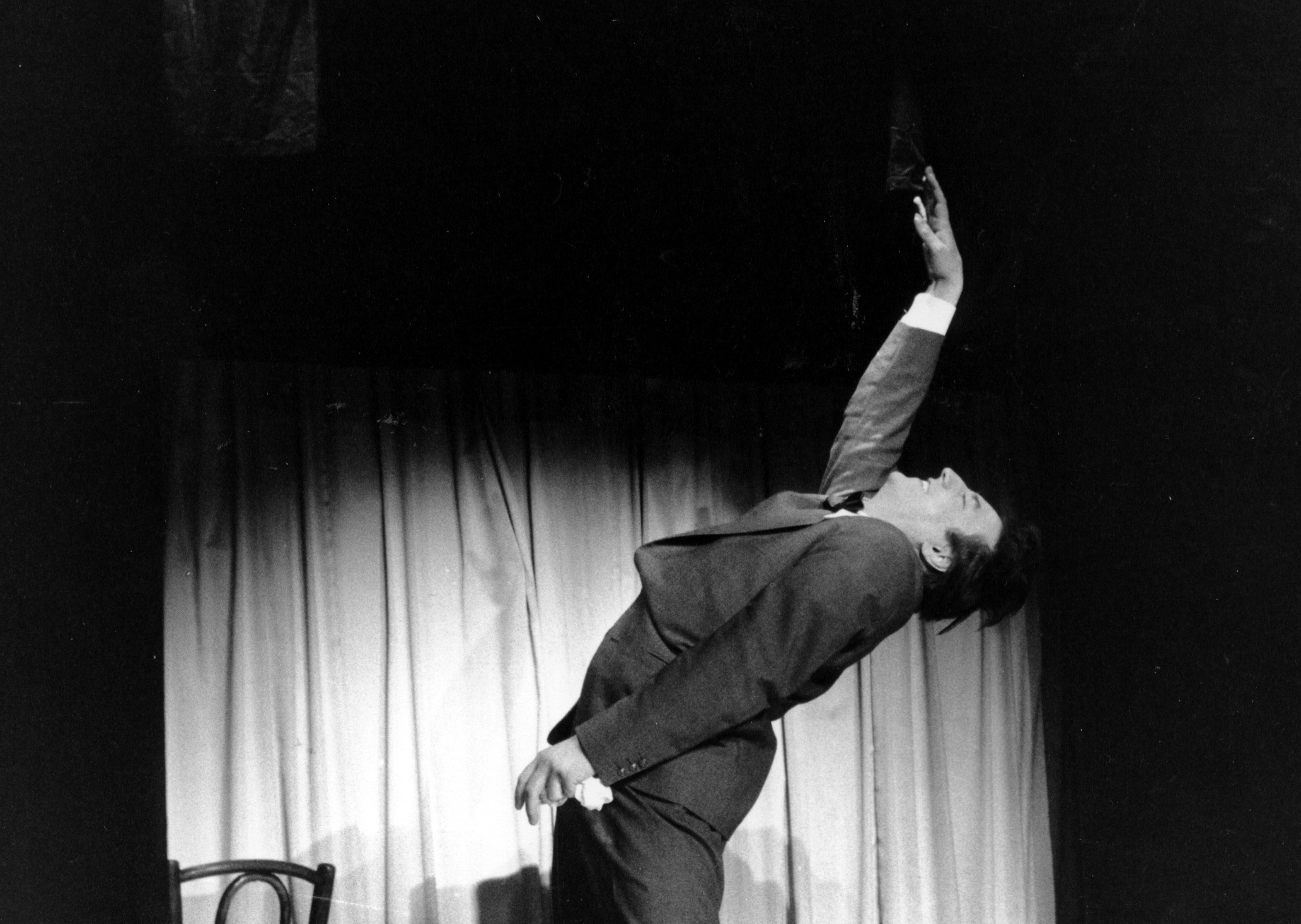 Raymond Devos sur scène (crédit photo : Jacques Aubert)