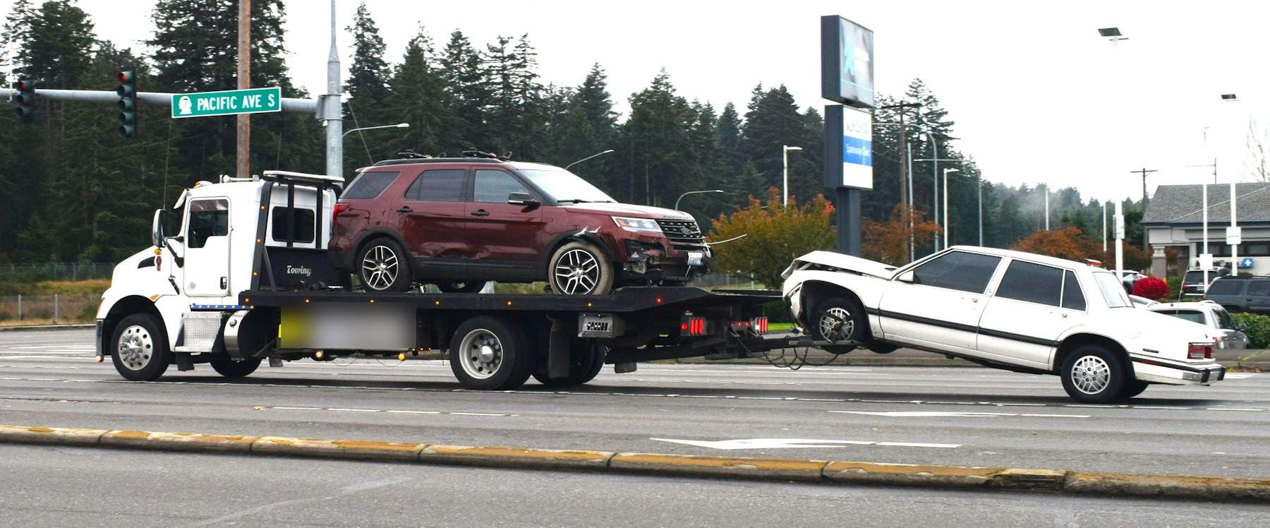 Auto geladen op een dieplader voor pechverhelping