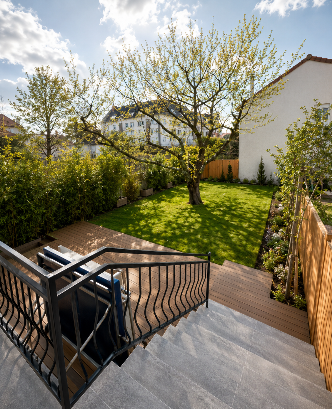 Jardin structuré et terrasse en bois composite réalisés par Vernay Paysage à Houilles