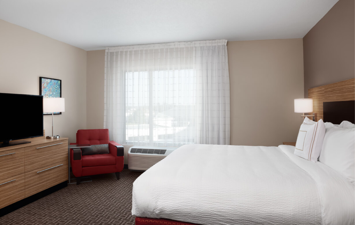 king bed tv hotel room