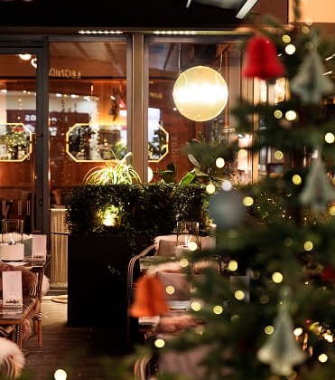 A decorated Christmas tree at the door of Isabelle's