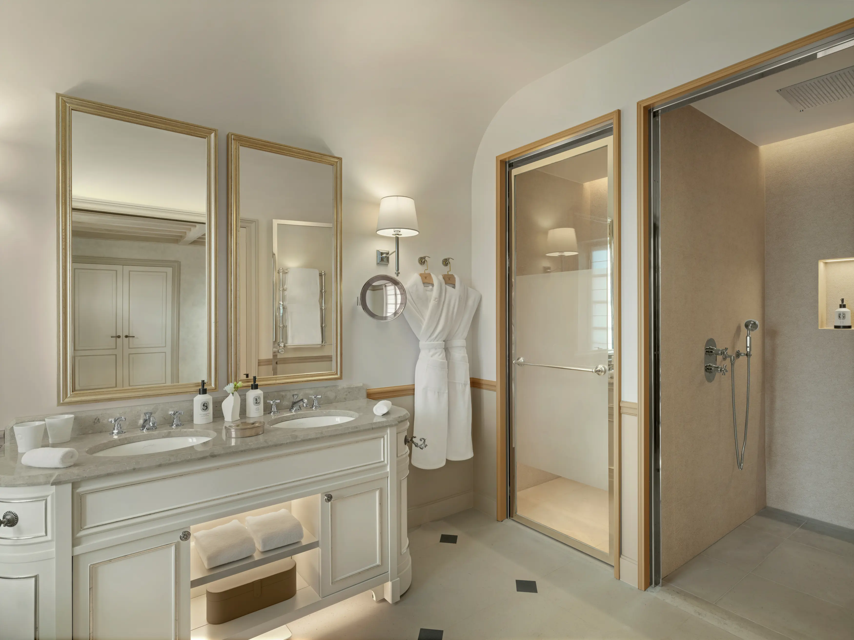 Salle de bain en pierre de Bourgogne de la Chambre Bourgogne avec douche