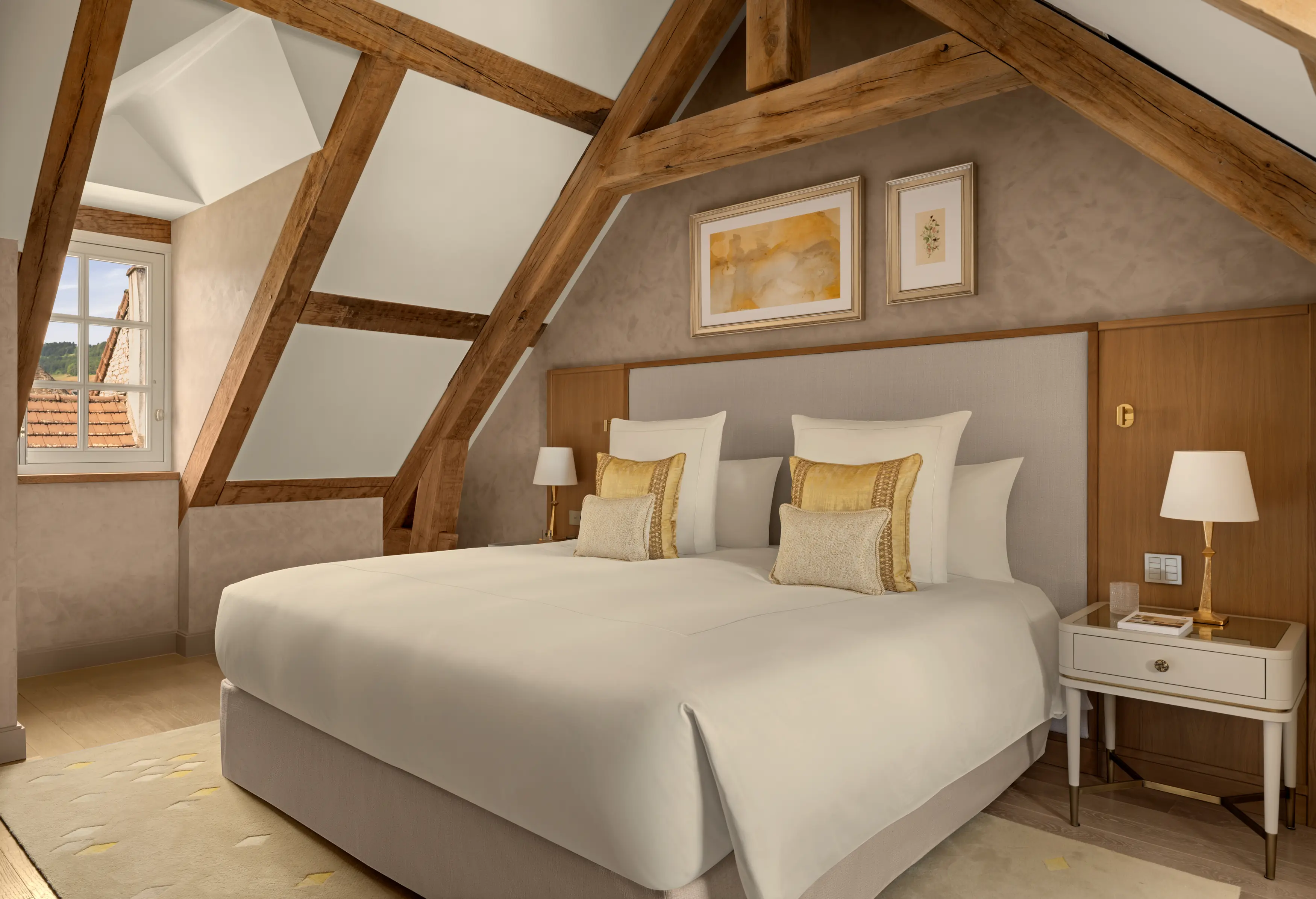 Ambiance douce et lumineuse de la Chambre Bourgogne, inspiree de la pierre blanche de Bourgogne