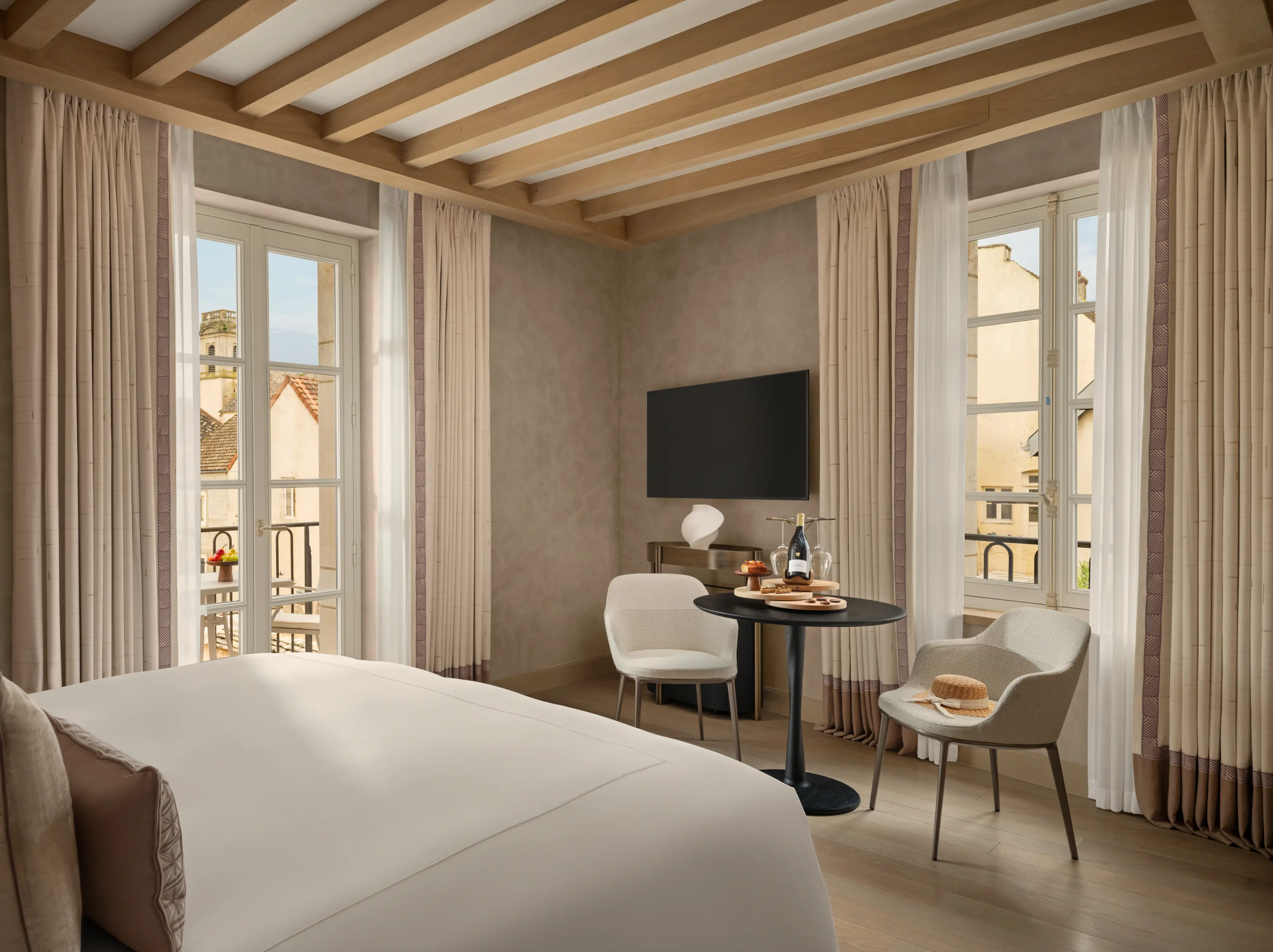 Chambre Premier Cru du Chateau de la Commaraine avec lit king size et decoration bourguignonne raffinee