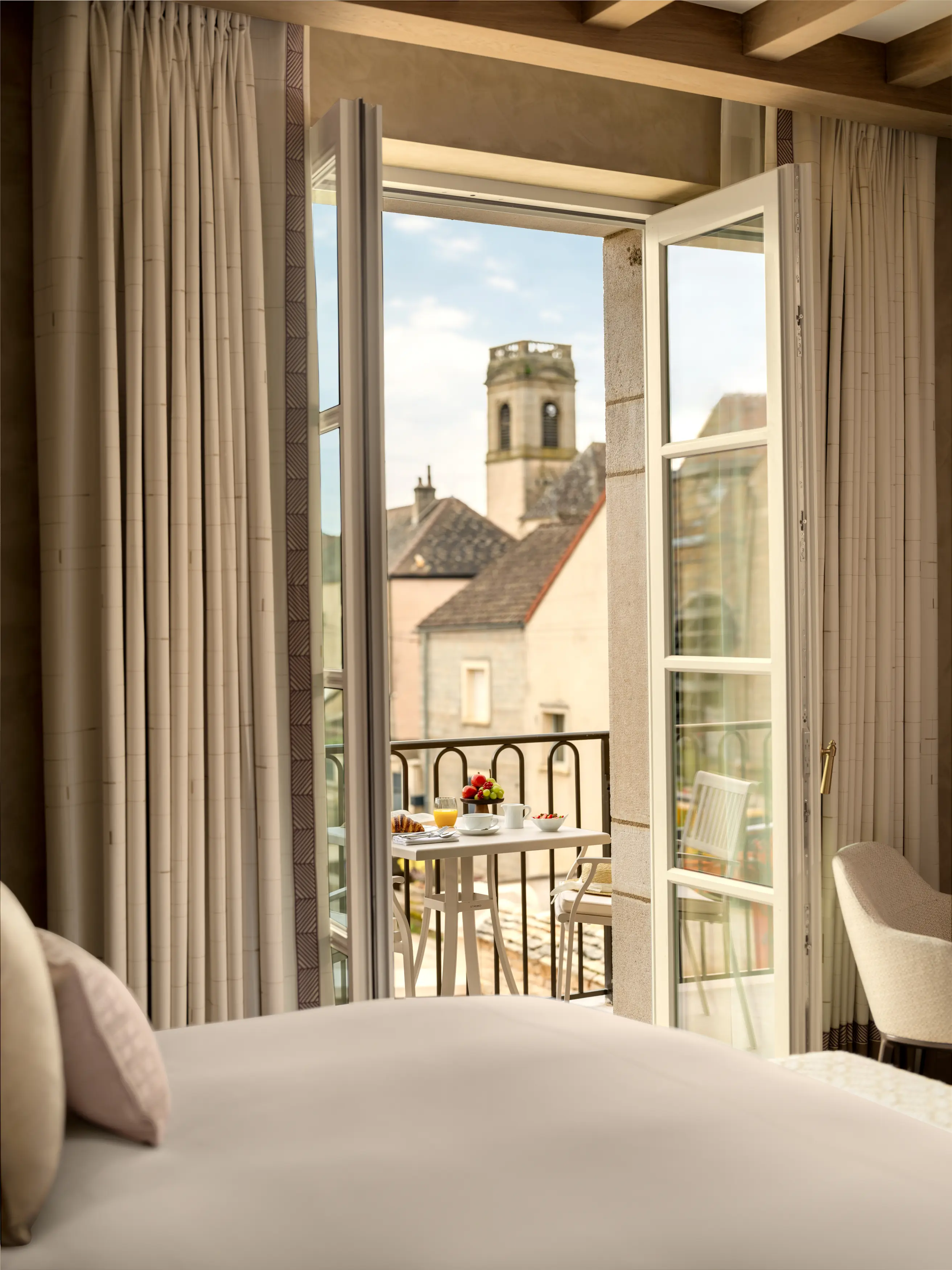 Vue depuis la fenetre de la Chambre Premier Cru sur la cour du Chateau ou le village de Pommard