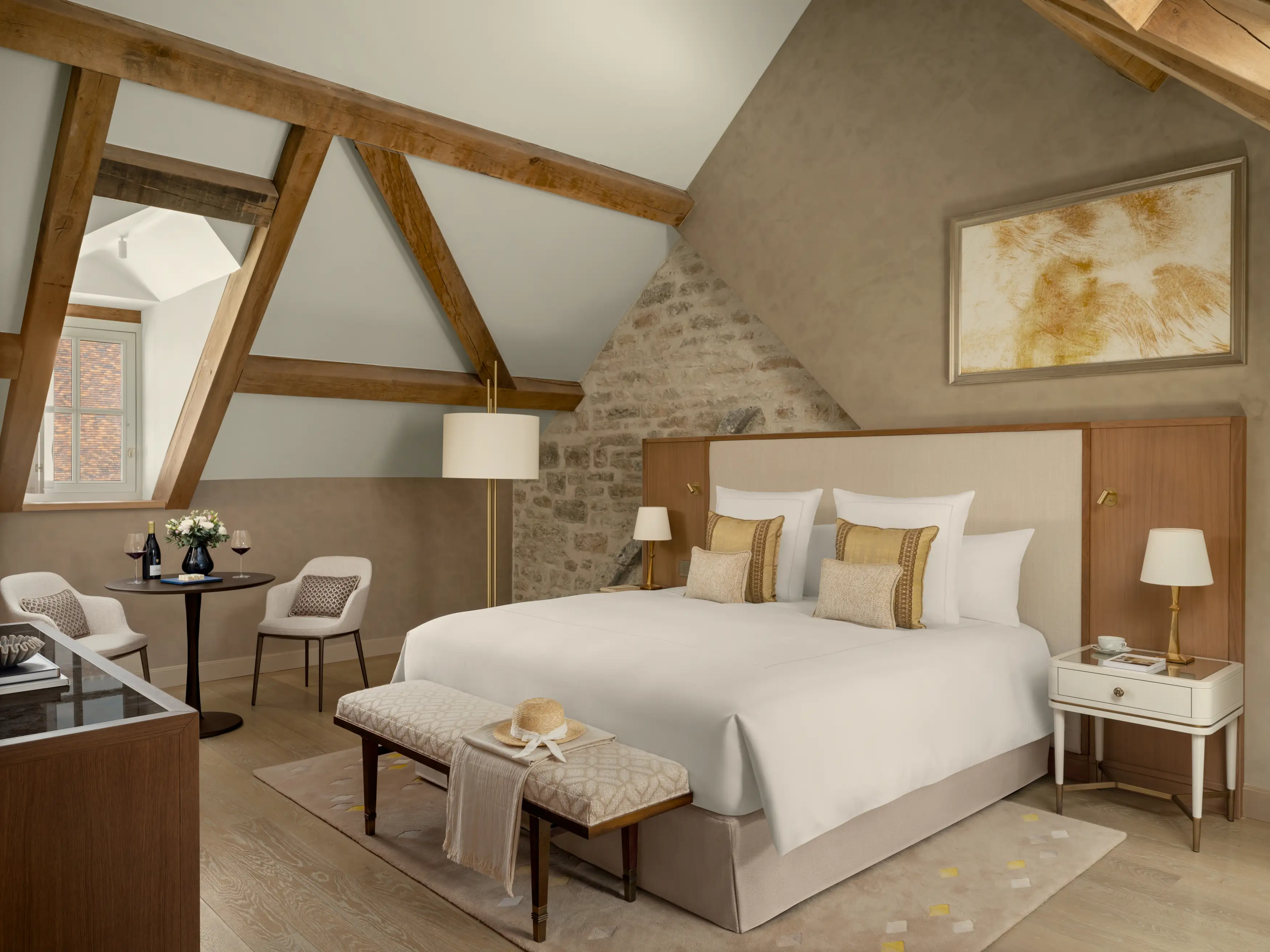 Vue d ensemble de la Chambre Premier Cru, volumes genereux et materiaux nobles