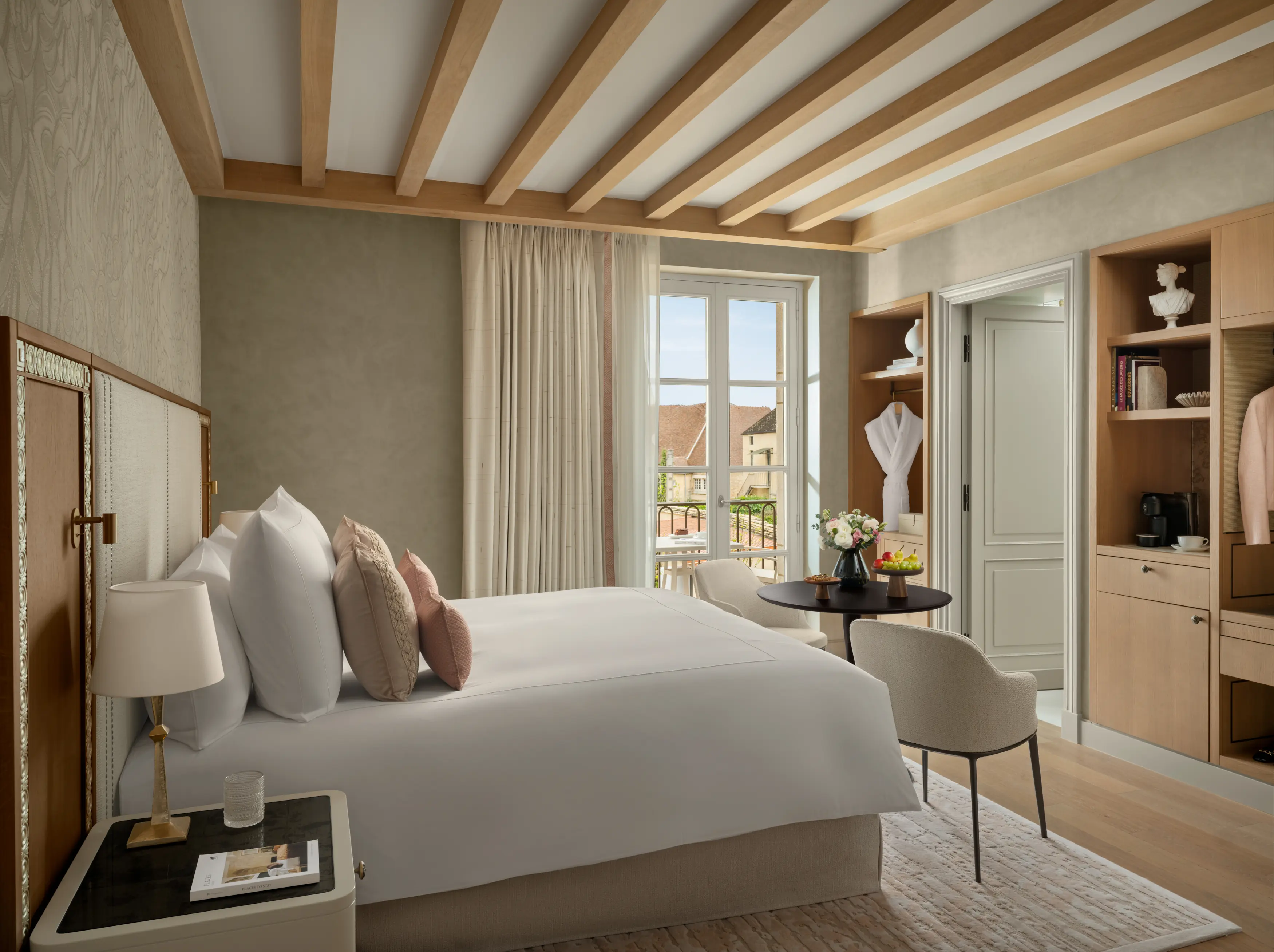 Coin salon de la Chambre Premier Cru dans une ambiance chaleureuse et intemporelle