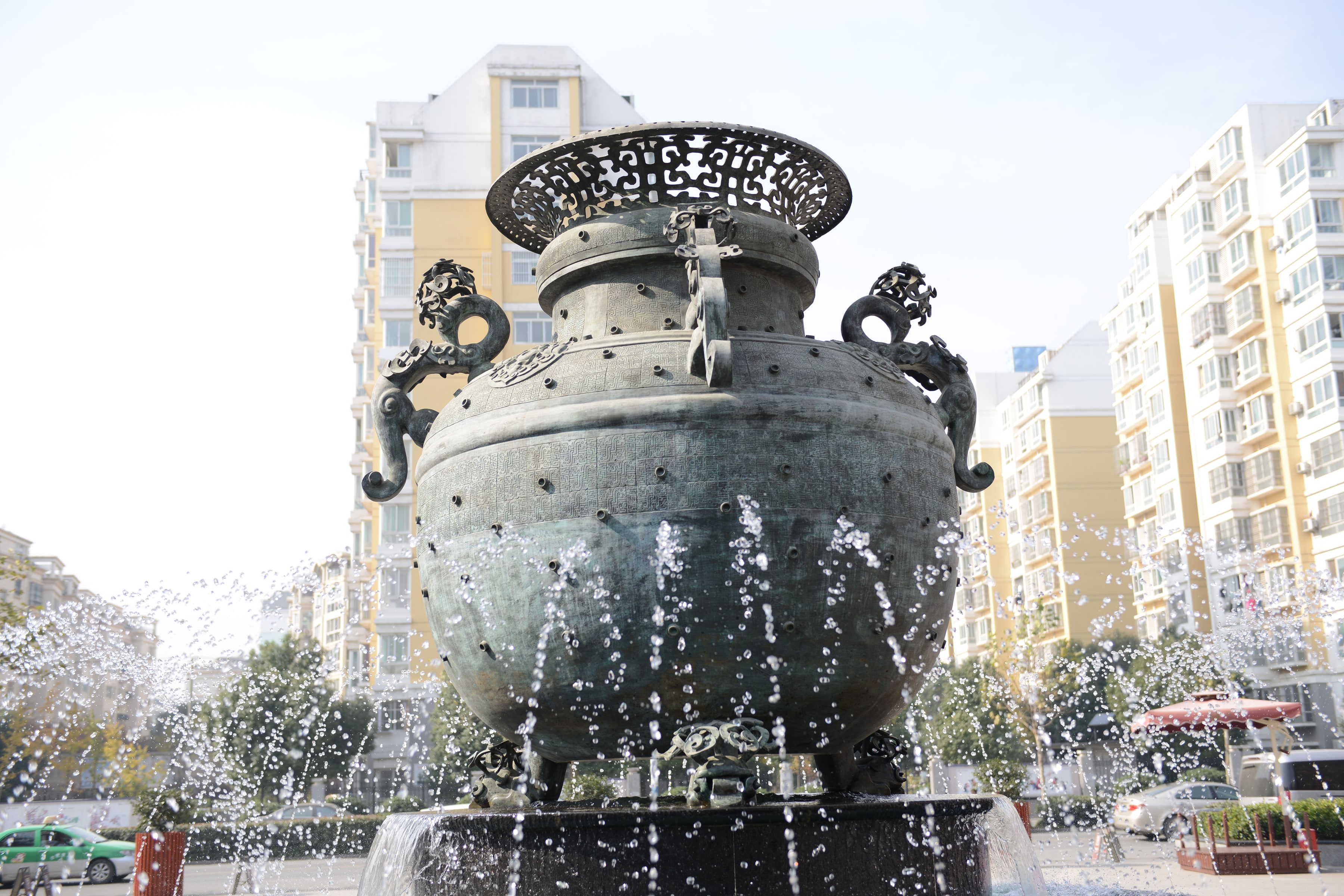 Bronze Lei at Lei Street — The fountain in its setting