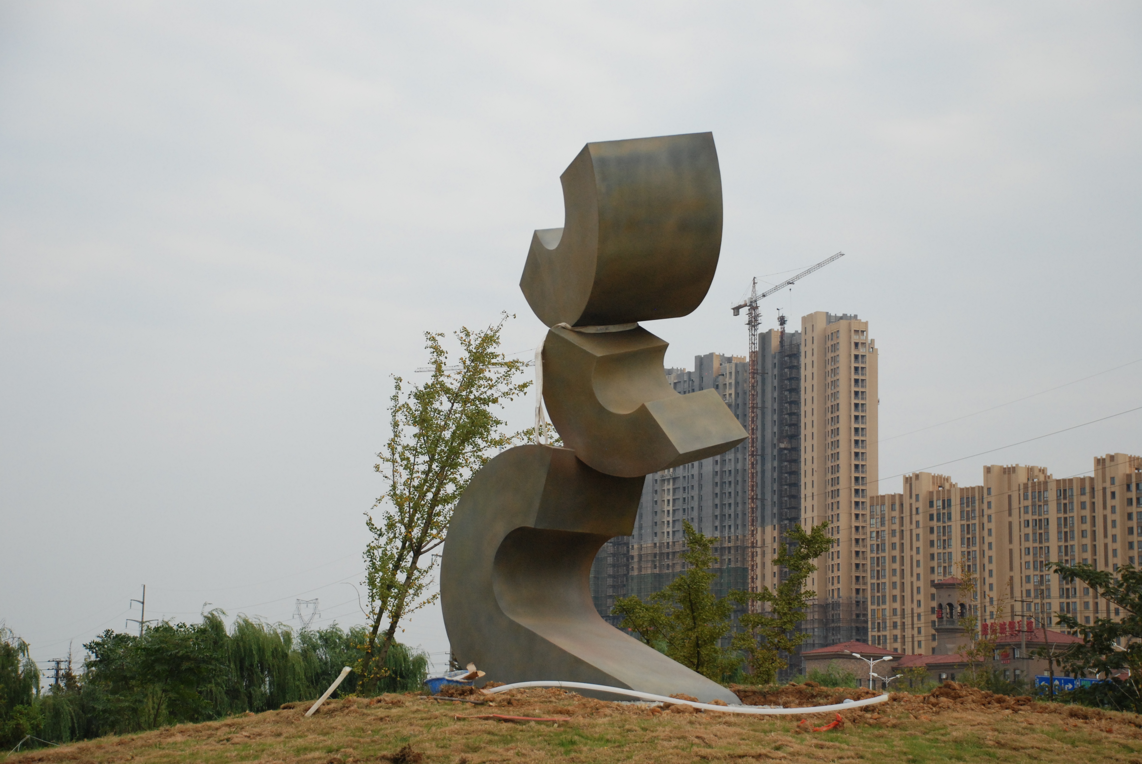 Three Moons in its urban park setting.