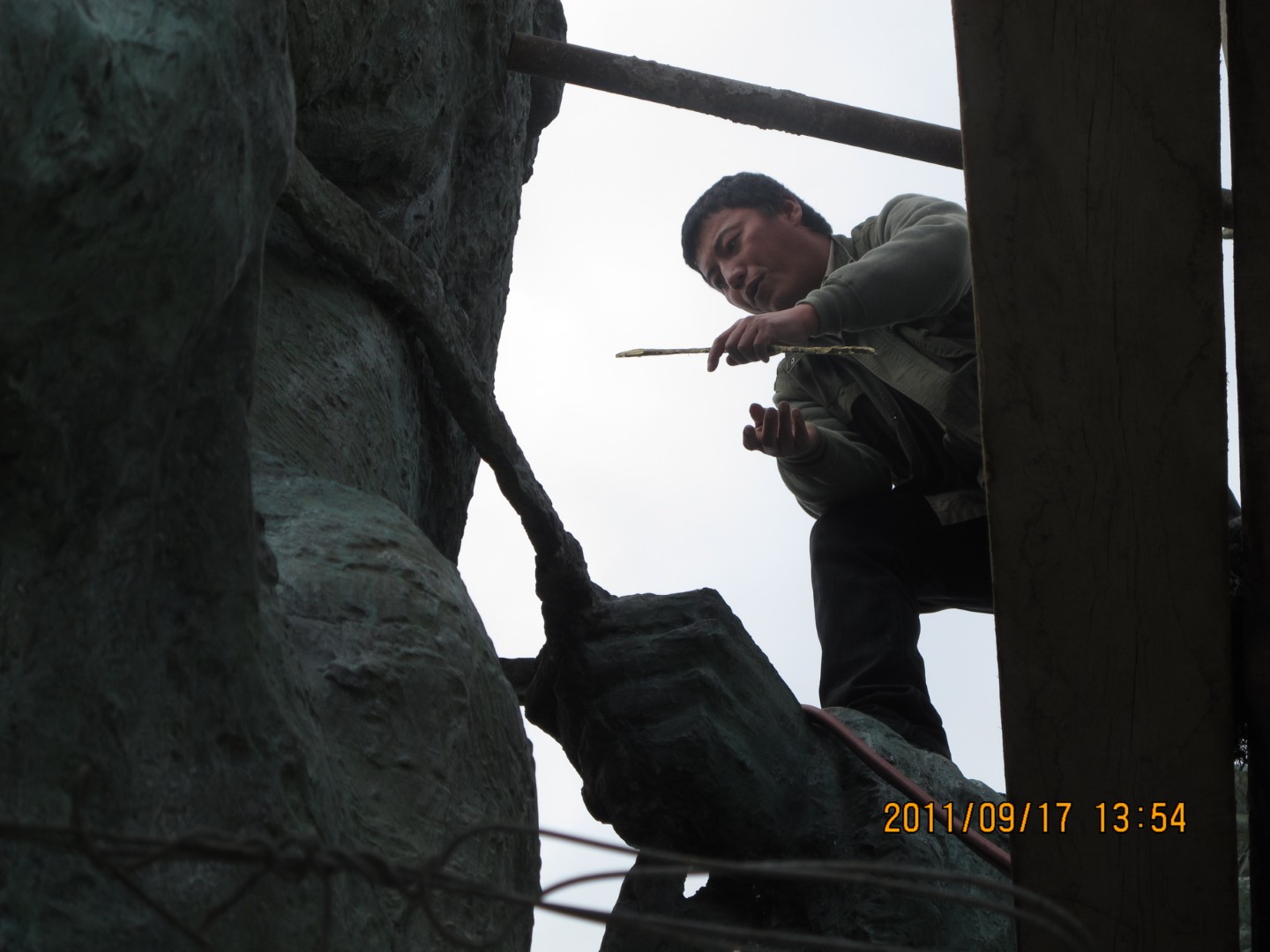 Feng Chongli working on the sculpture.