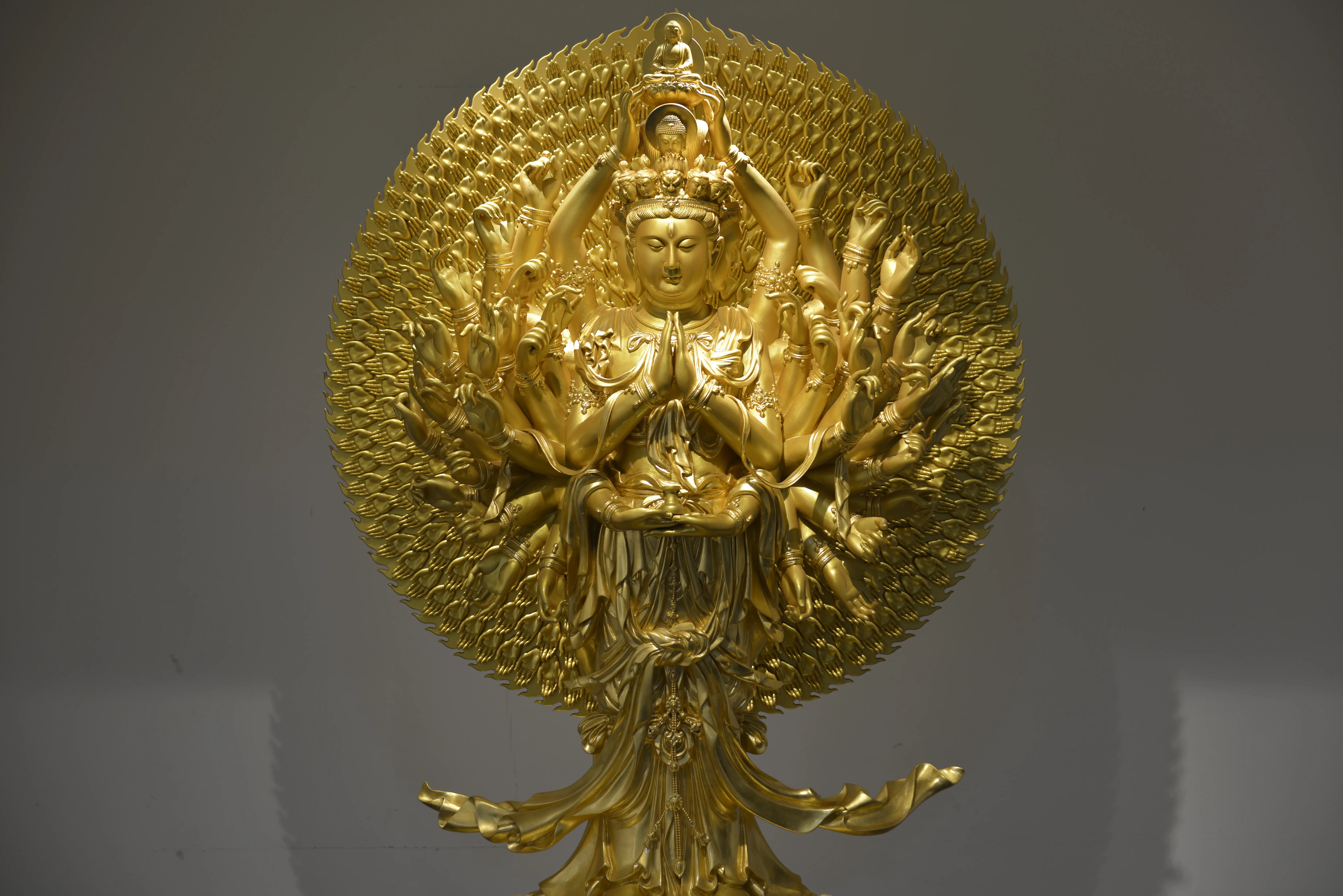 Thousand-Armed Guanyin — The figure and radiating arms