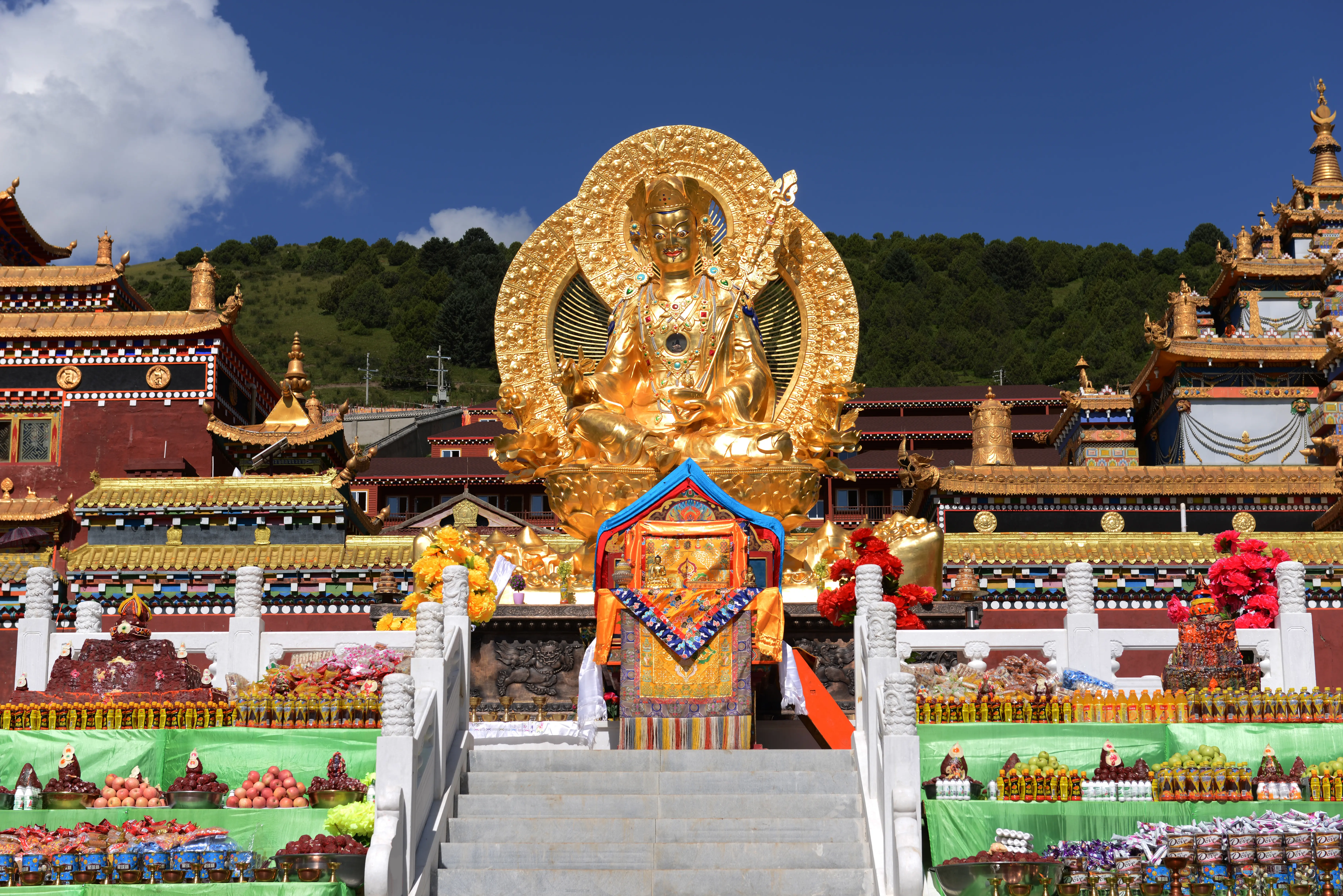 Guru Rinpoche Statue — The sculpture and temple setting