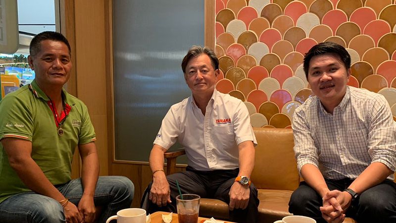 種苗生産者プンカビー氏から話を伺う様子