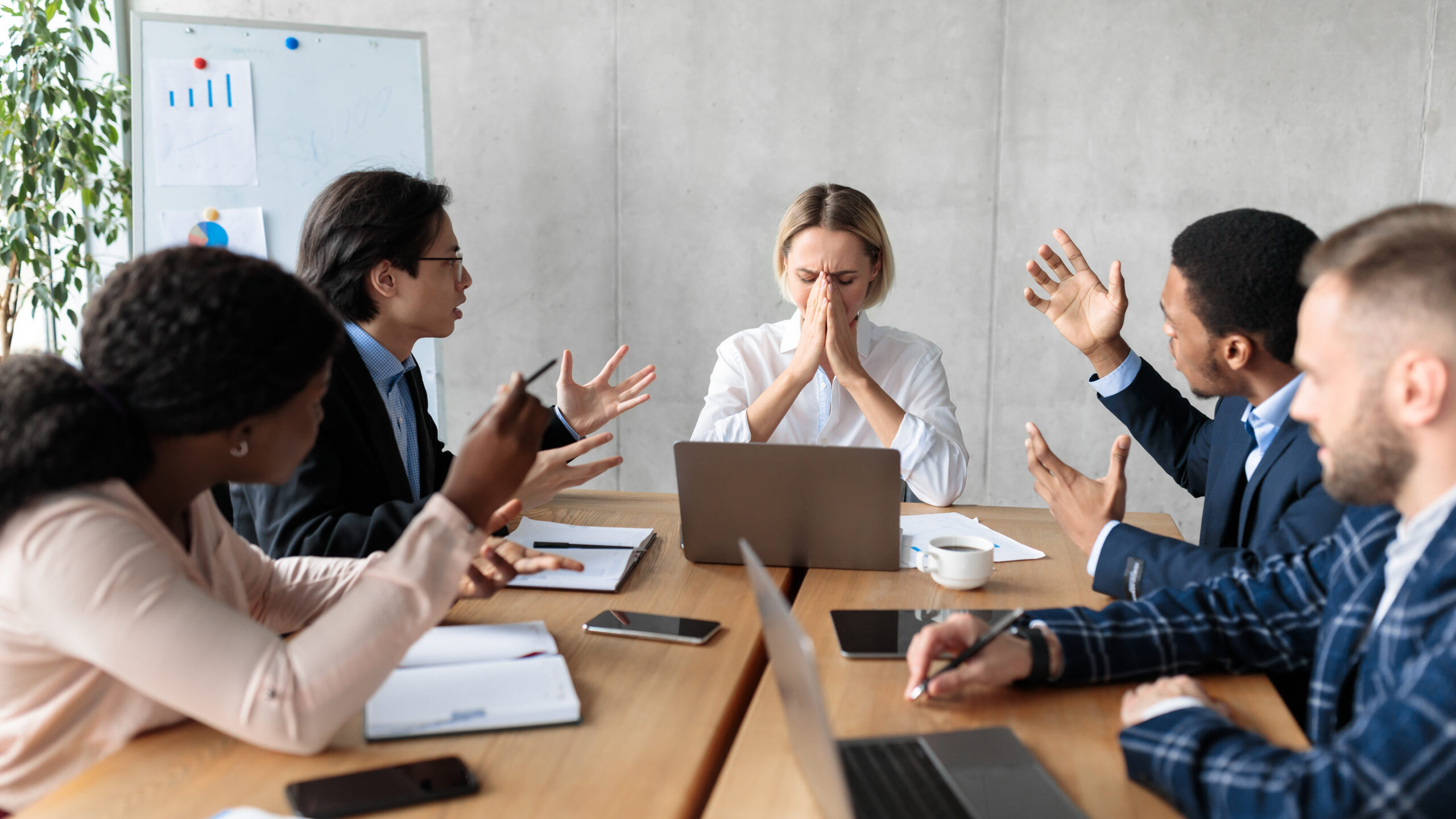 Employees sharing ideas in a psychologically safe team discussion