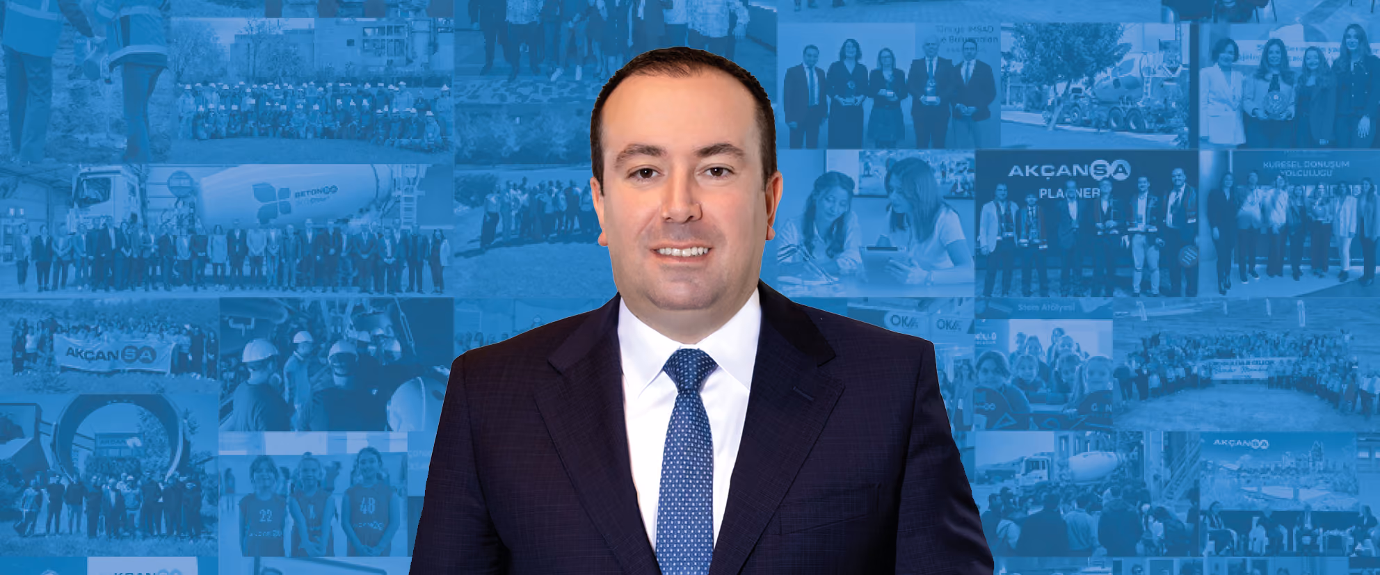 Takım elbiseli yönetici, mavi tonlu kurumsal fotoğraf kolajı önünde gülümsüyor