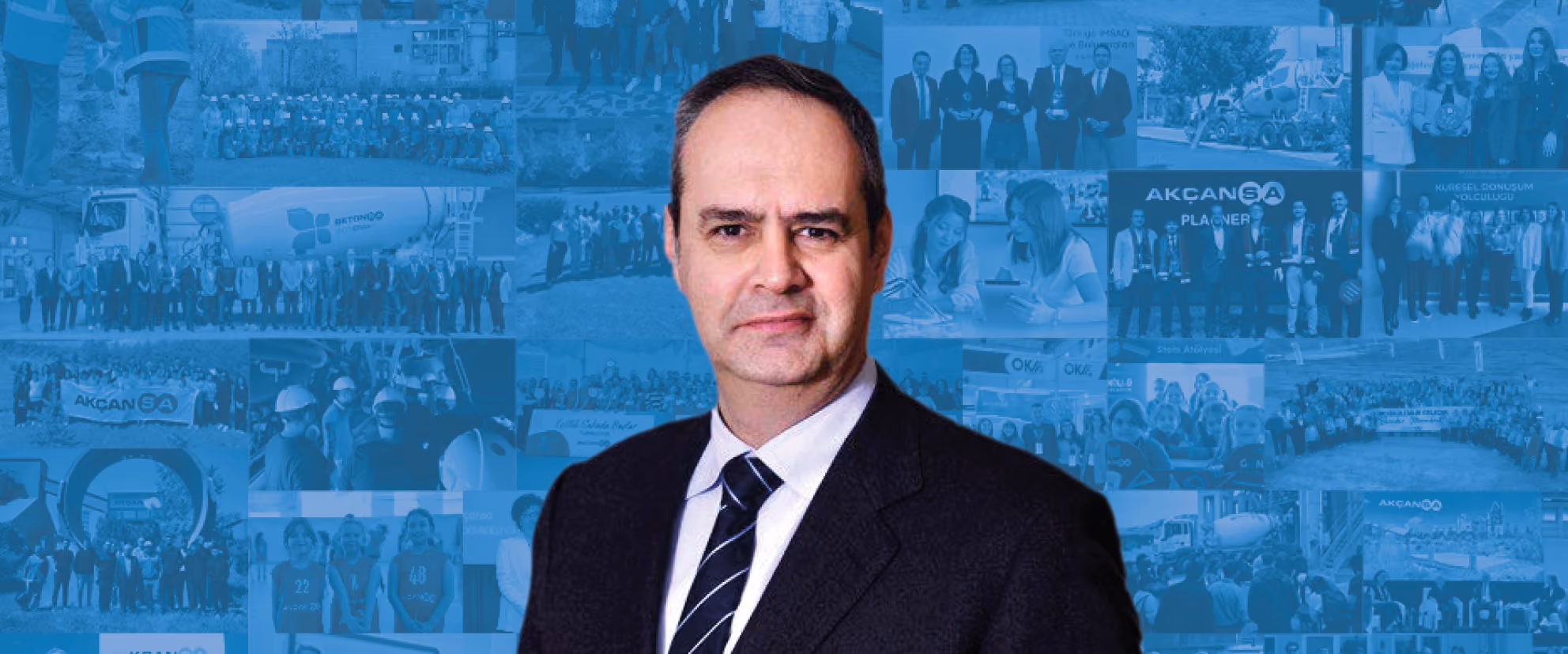 Koyu takım elbiseli erkek genel müdürün şirket fotoğraflarından oluşan mavi kolaj önünde portresi