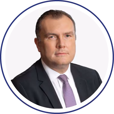 Lacivert takım elbise ve lila kravatlı erkek yöneticinin yuvarlak çerçeveli vesikalık portresi