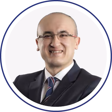 Gözlüklü, lacivert takım ve çizgili kravat giyen gülümseyen yönetici erkek için yuvarlak vesikalık portre
