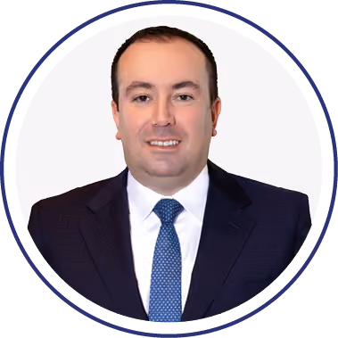 Lacivert takım ve mavi kravatlı gülümseyen yönetici erkek için yuvarlak çerçeveli vesikalık portre