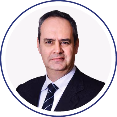 Koyu takım elbise ve çizgili kravat giyen yönetici erkek için yuvarlak çerçeveli vesikalık portre
