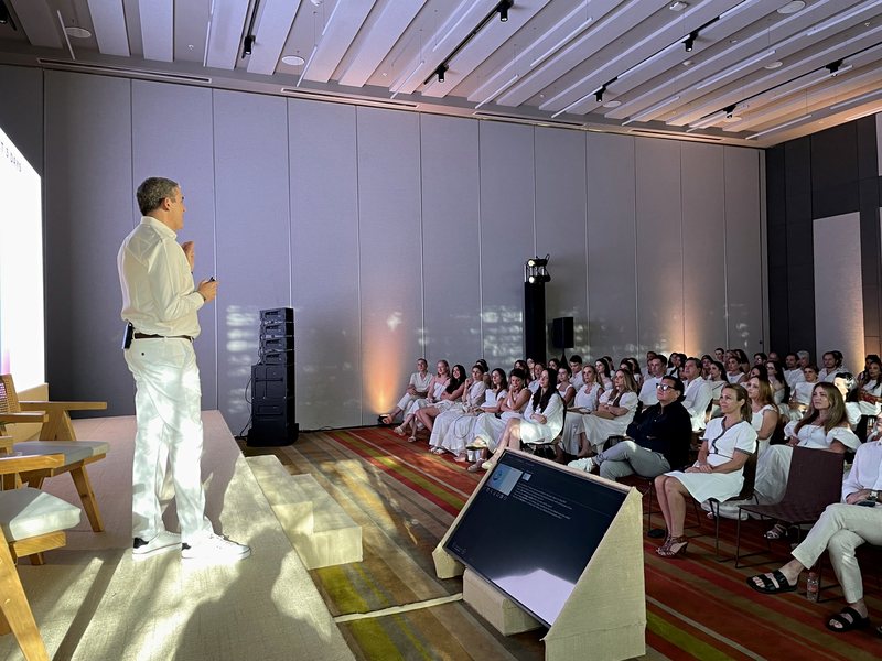 Stefano Mastrogiacomo speaking to a large audience