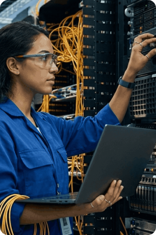 Especialista TI trabajando en rack de servidores