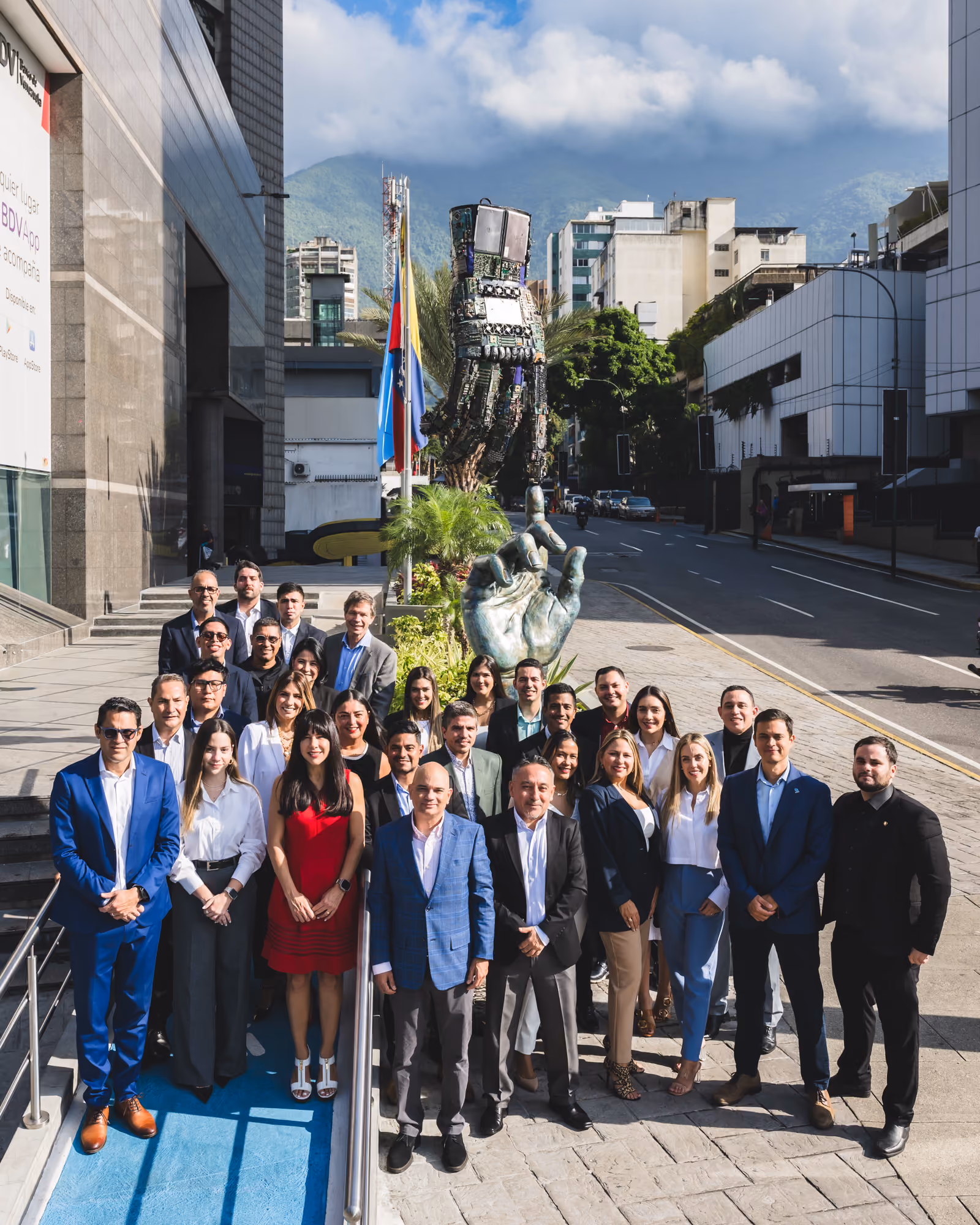 Equipo Zetta frente a la escultura Techno Humanidad en Caracas