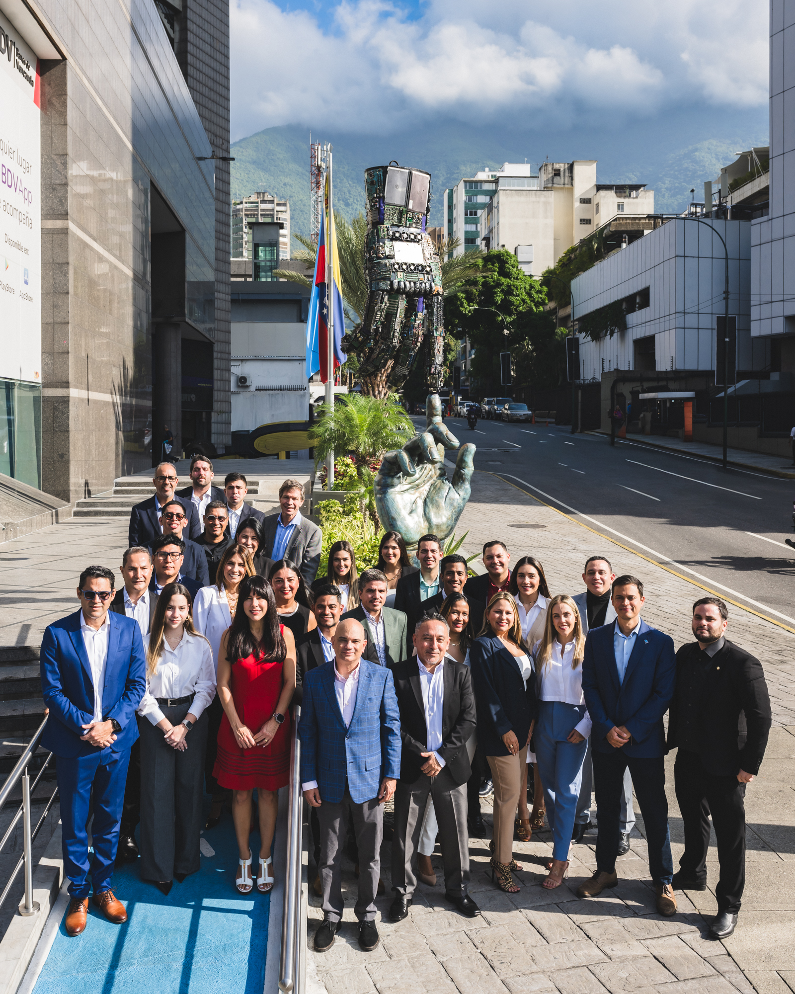 Equipo Zetta frente a la escultura Techno Humanidad en Caracas
