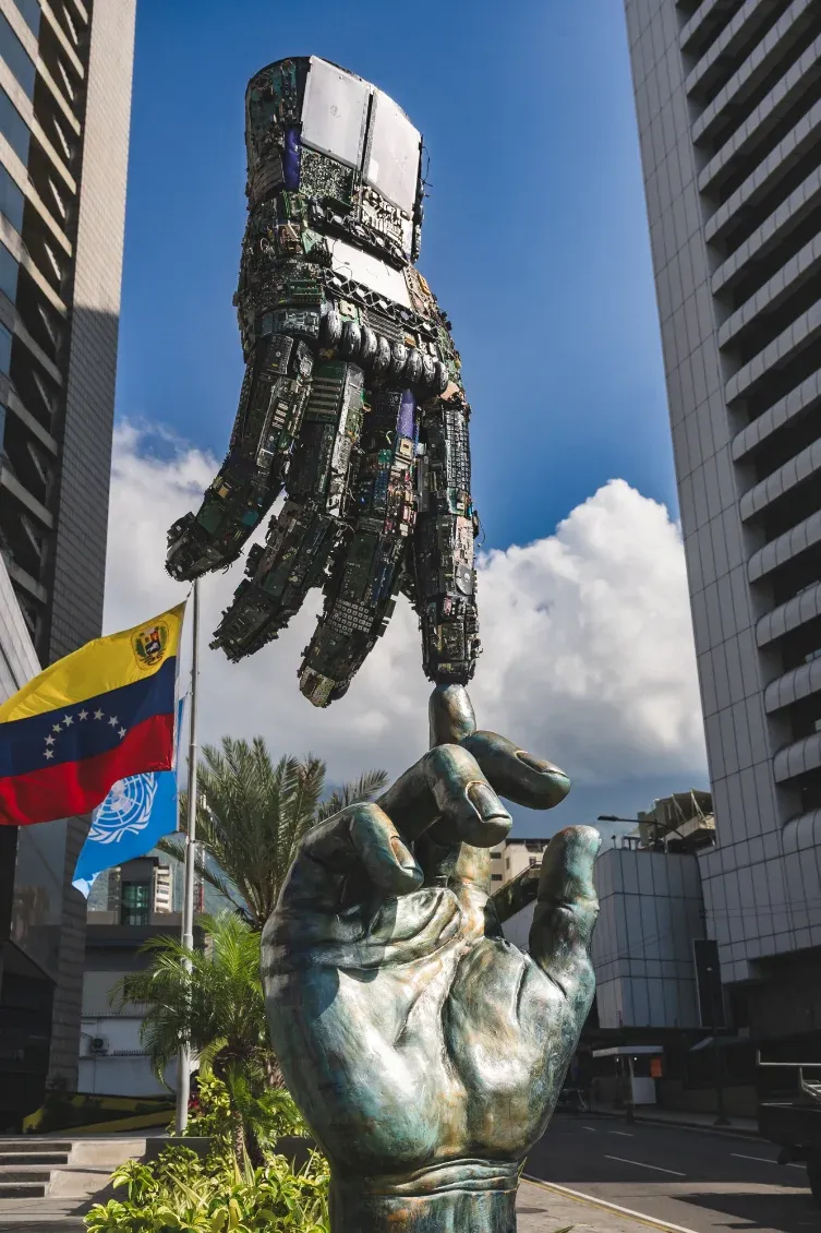 Escultura Techno Humanidad, hecha con componentes tecnológicos reciclados, en una avenida de Caracas
