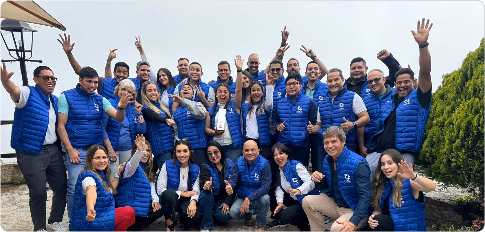 Equipo Zetta celebrando el reconocimiento Great Place to Work 2022-2023