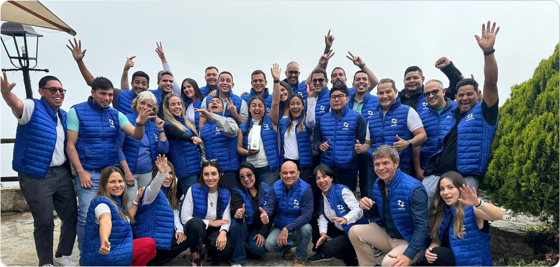 Equipo Zetta celebrando el reconocimiento Great Place to Work 2022-2023
