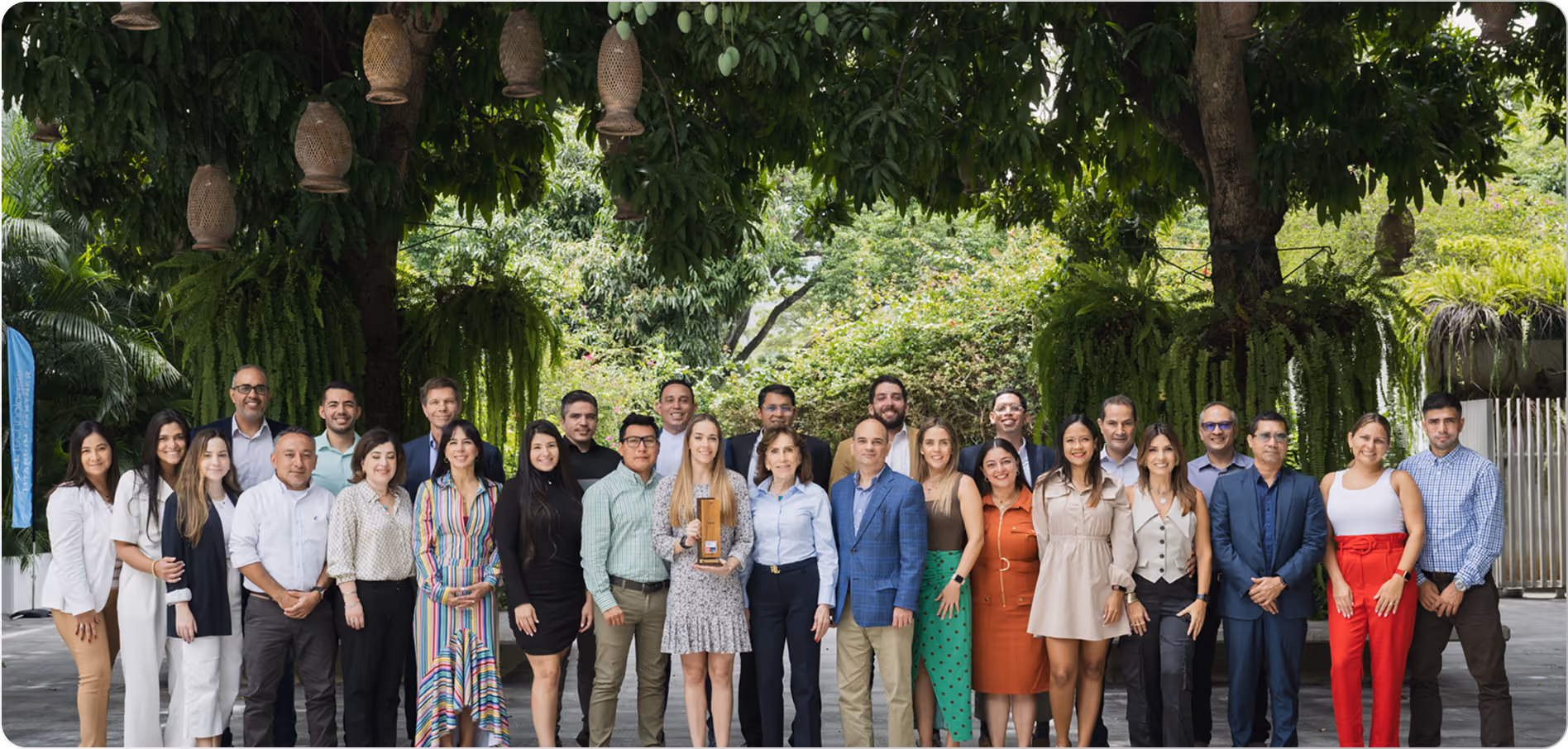 Equipo Zetta celebrando el reconocimiento Mejores Lugares para Trabajar en América Latina 2023-2024
