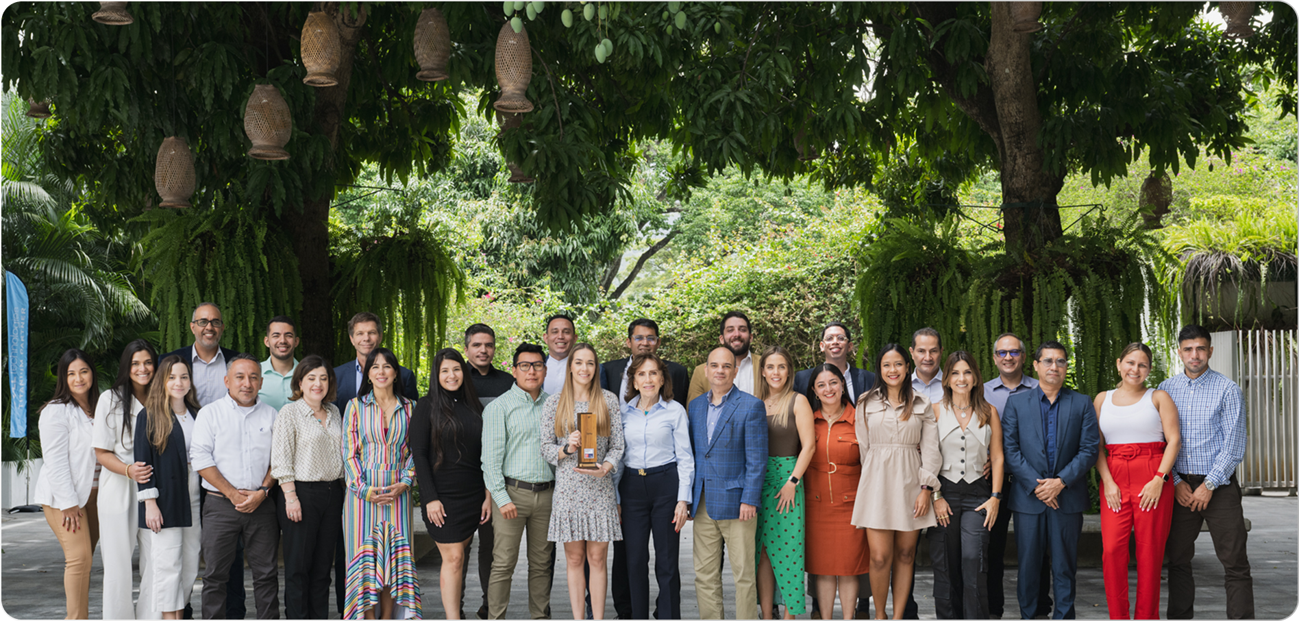Equipo Zetta celebrando el reconocimiento Mejores Lugares para Trabajar en América Latina 2023-2024