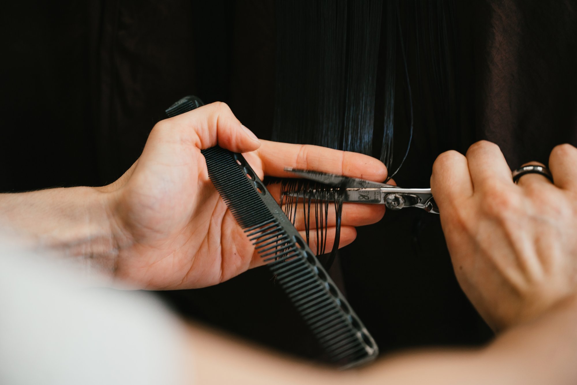 Dames knippen bij Het Haaratelier in Hoorn