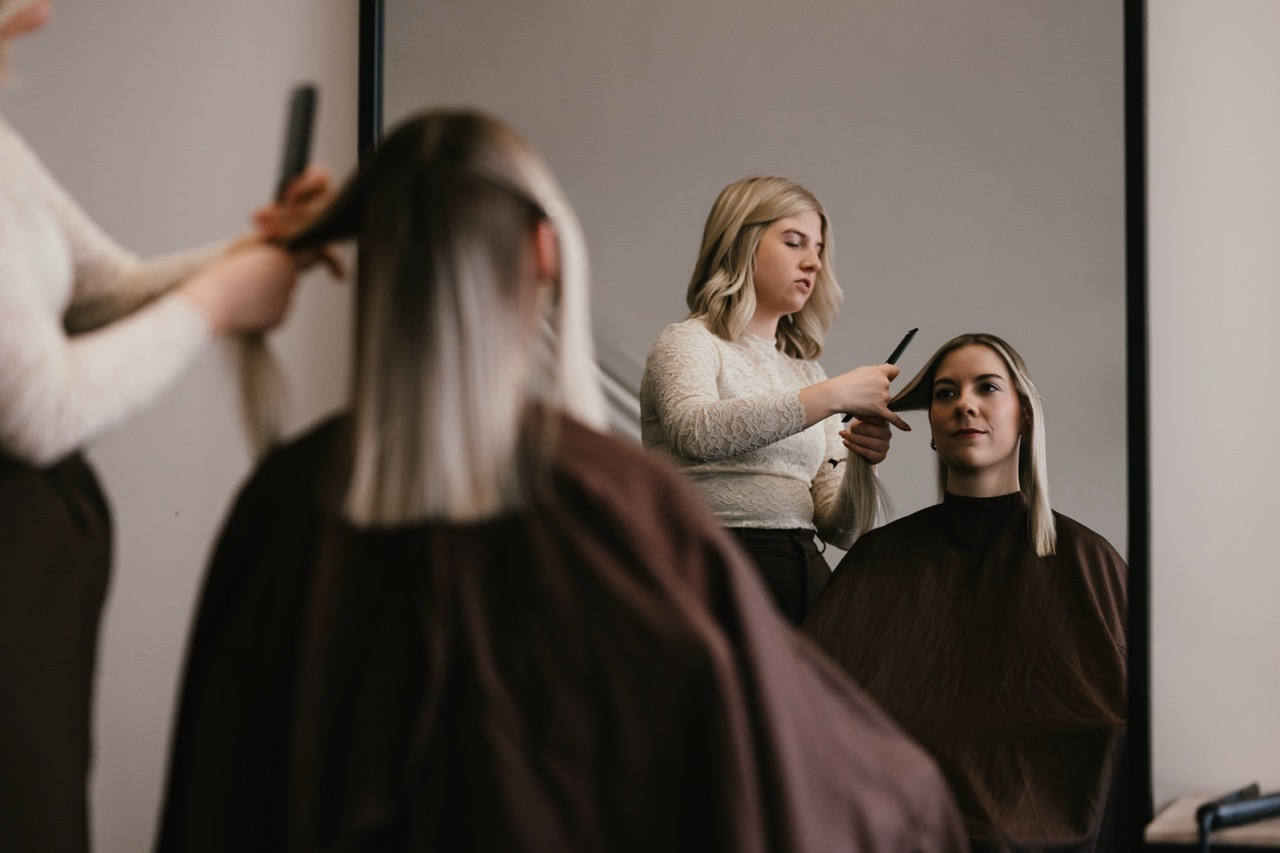 Dames knippen bij Het Haaratelier