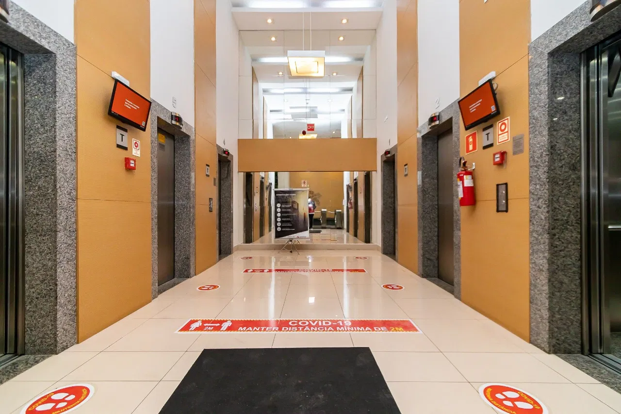 Entrada moderna do prédio com protocolos de segurança
