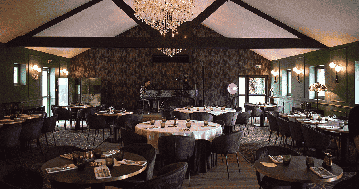 Grand plan de la salle du restaurant, avec le piano en fond.