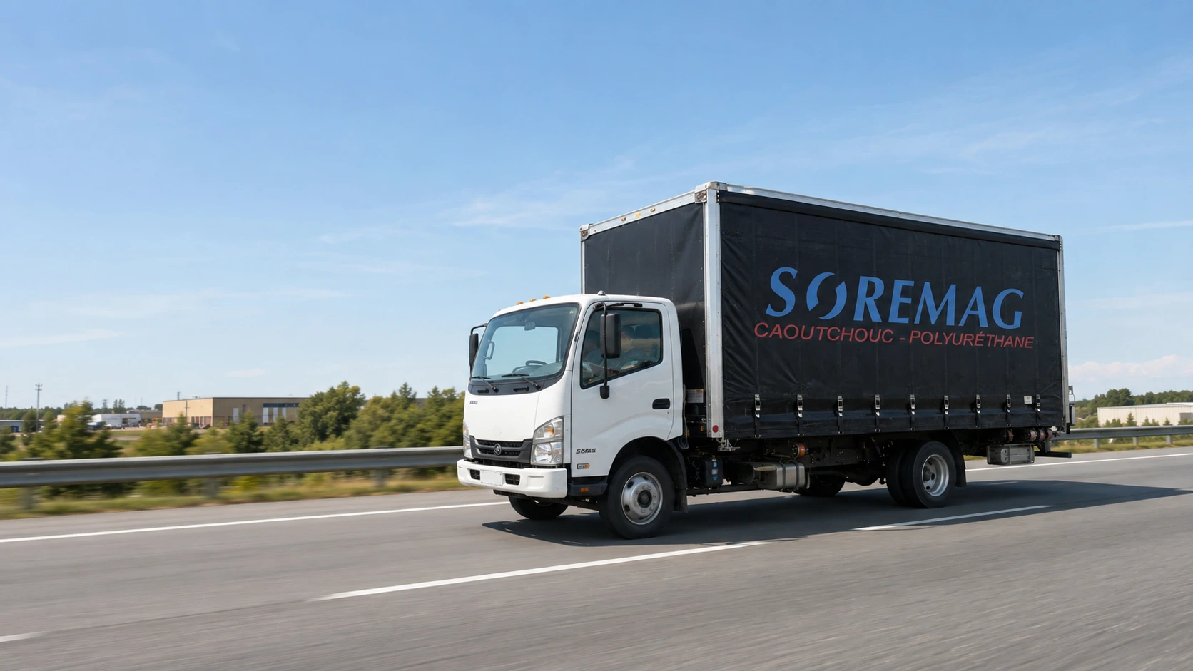 Camion Soremag (rideau « SOREMAG — Caoutchouc · Polyuréthane ») sur l'autoroute