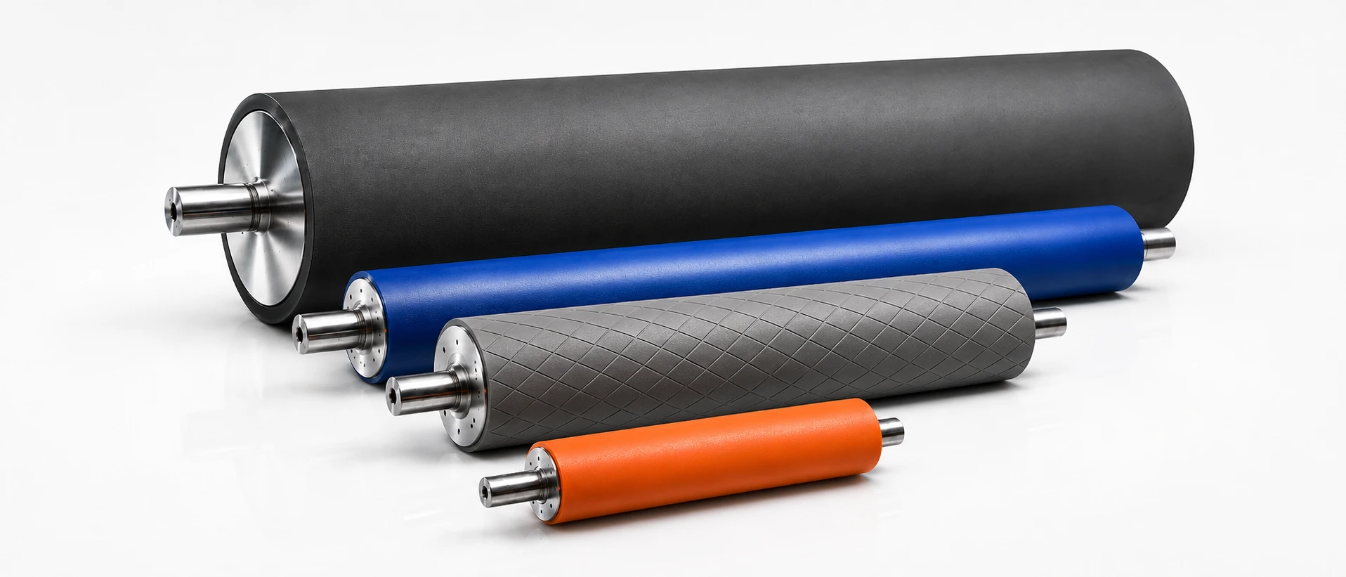 Rouleaux recouverts alignés : caoutchouc noir, polyuréthane bleu, caoutchouc gris à rainurage diamant, PU orange