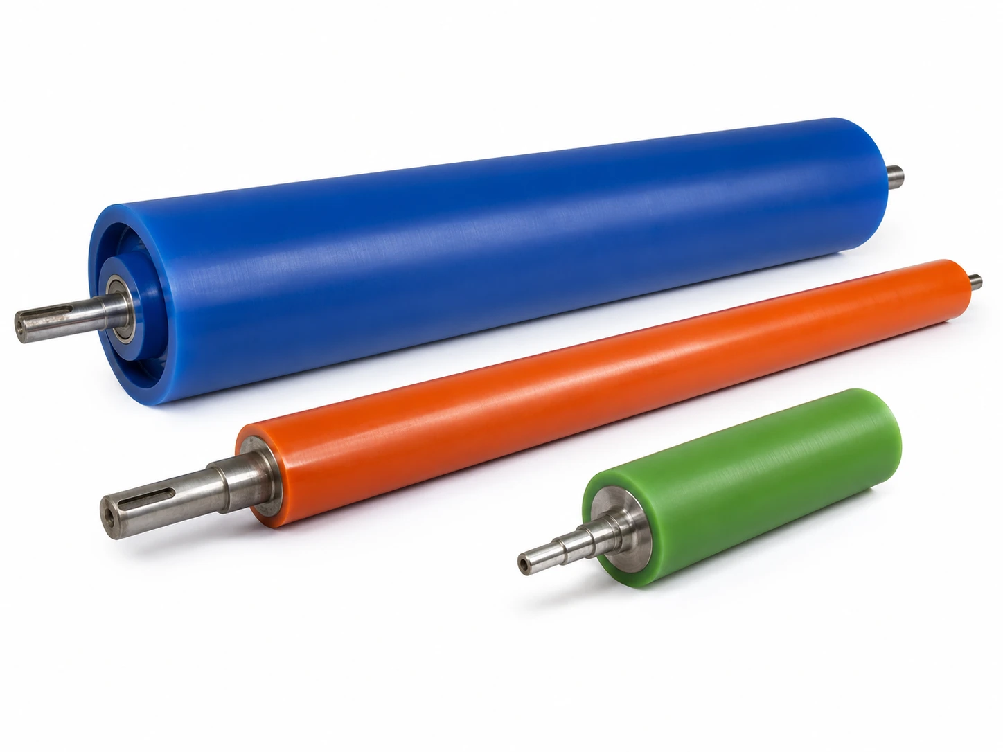 Trois rouleaux recouverts de polyuréthane coulé — rouleau bleu, rouleau orange à arbre clavé et petit rouleau vert