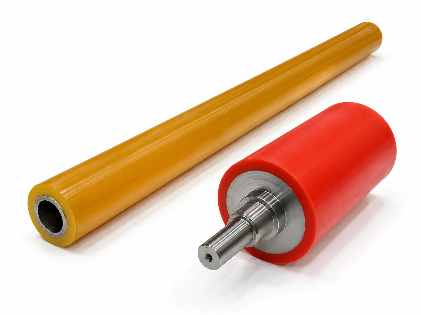 Deux rouleaux en polyuréthane — long manchon orange à alésage intérieur et rouleau presseur rouge sur arbre usiné