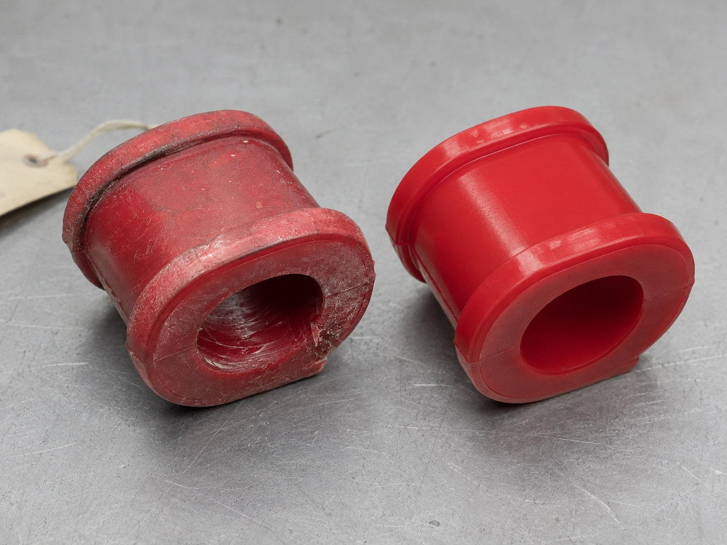 Comparaison avant-après : bague usée à côté de la bague neuve reproduite en polyuréthane rouge coulé à chaud
